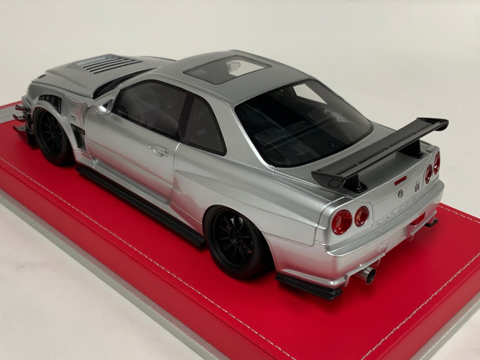 1/18 IVY Nissan R34 customized with Full Engine Silver leather base 20 pieces