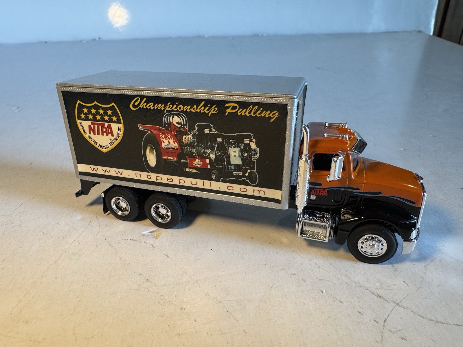 SpecCast 1:64 Diecast Peterbilt Box Truck Tractor Pulling
