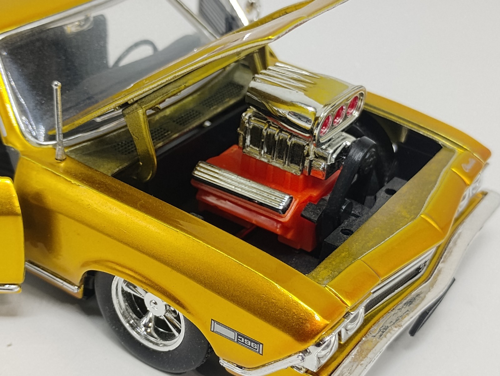 SunnySide 1:24 Scale Gold 1968 Chevy Chevelle SS 396 HARD TO FIND