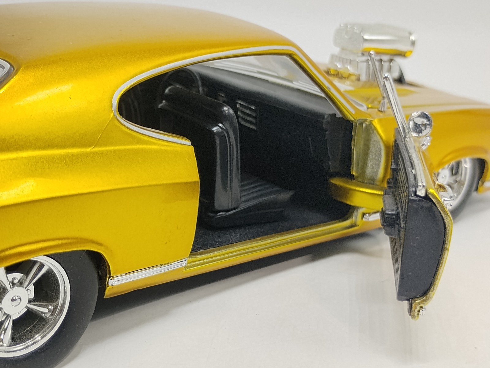 SunnySide 1:24 Scale Gold 1968 Chevy Chevelle SS 396 HARD TO FIND