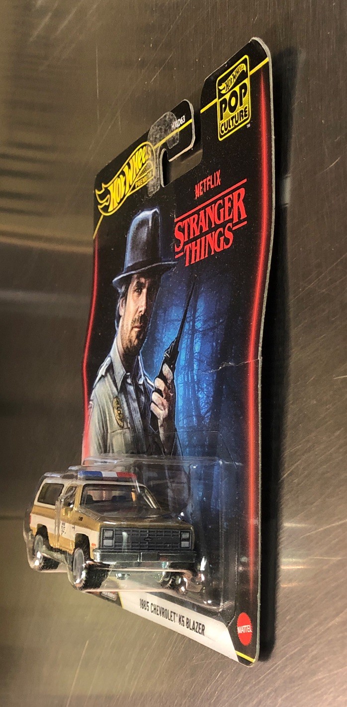 HOT WHEELS POP CULTURE NETFLIX STRANGER THINGS 1985 CHEVY K5 BLAZER CREASED CARD