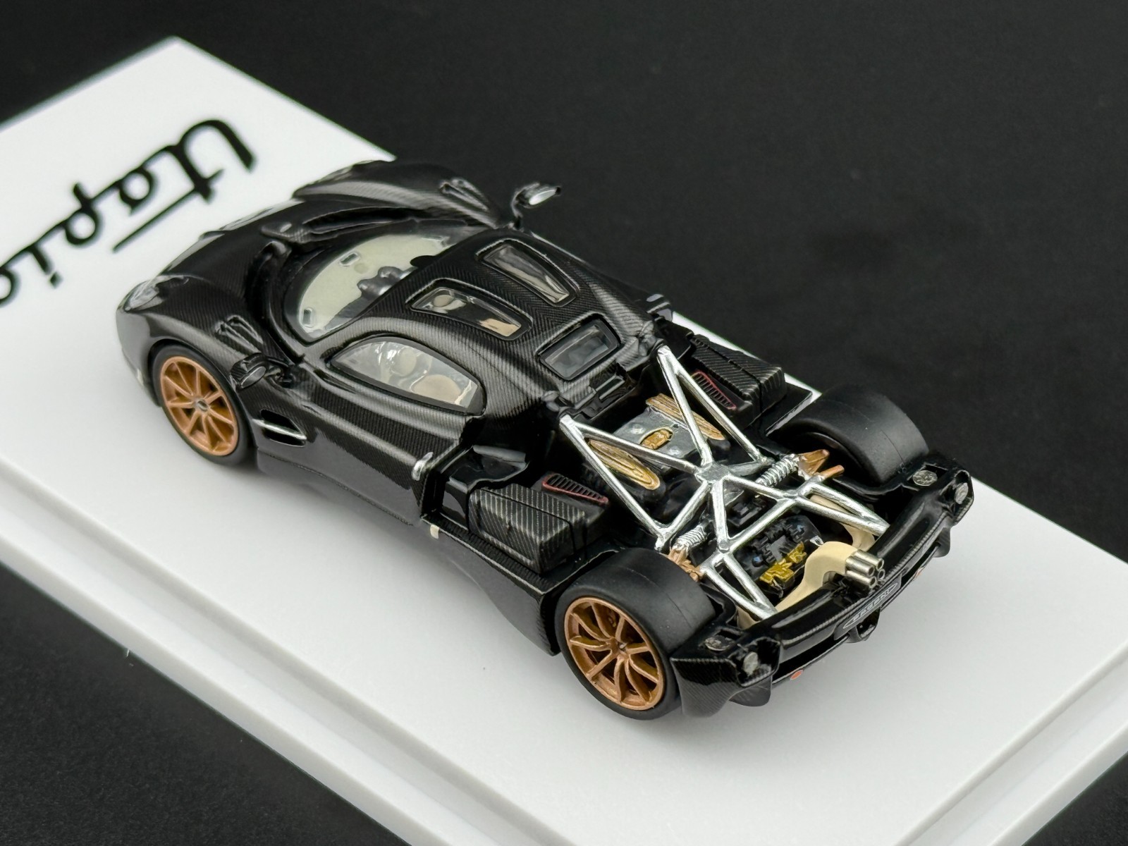 CM Model Pagani Utopia Full Carbon 1/64