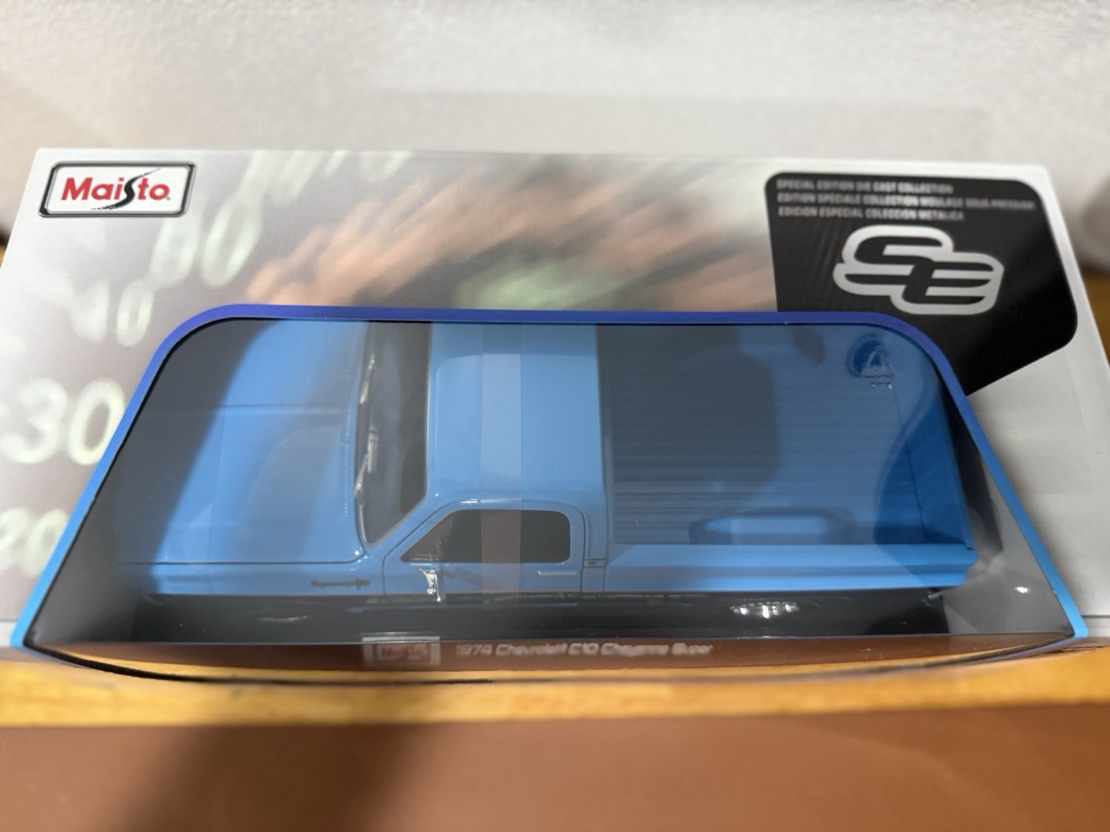 1974 Chevrolet C10 Cheyenne Super- Bule/Black 1/18 Maisto GM Officially Licensed