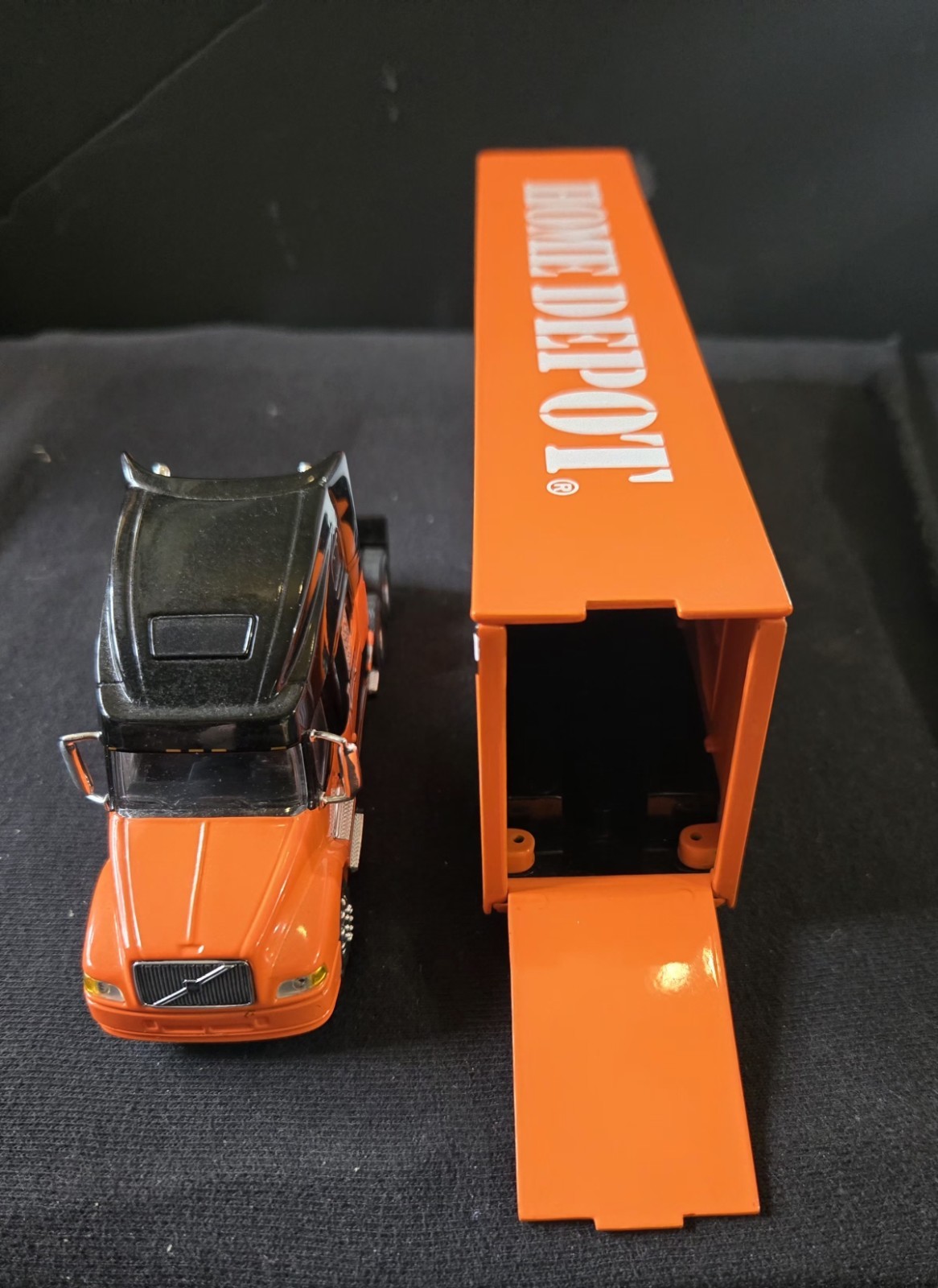 GMP 1:64 Volvo VNL770 2002 Tony Stewart Home Depot Team Transporter#713/1500