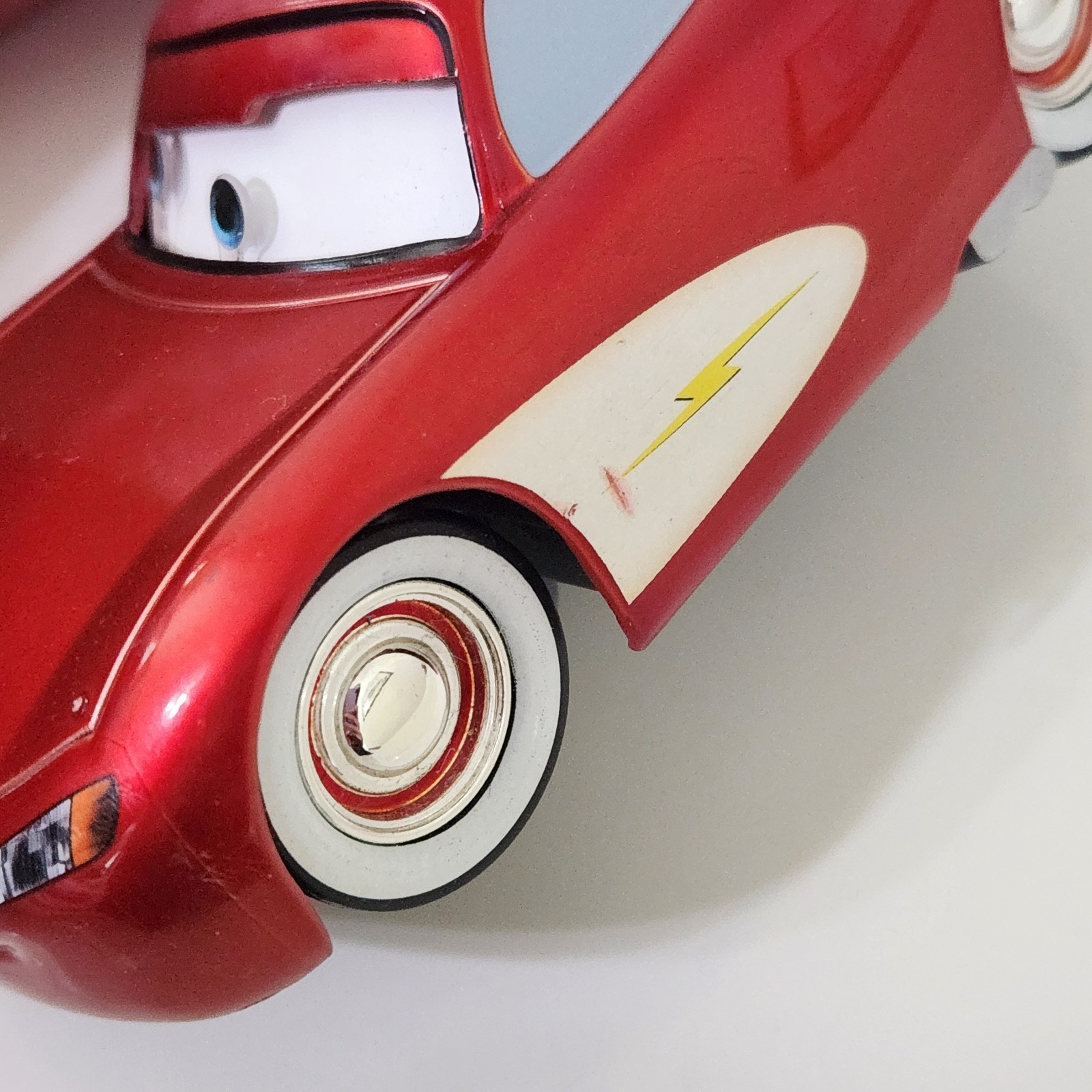 Disney Store Cars Cruisin’ Lightning McQueen Talking Pullback Wheelie Action 6″