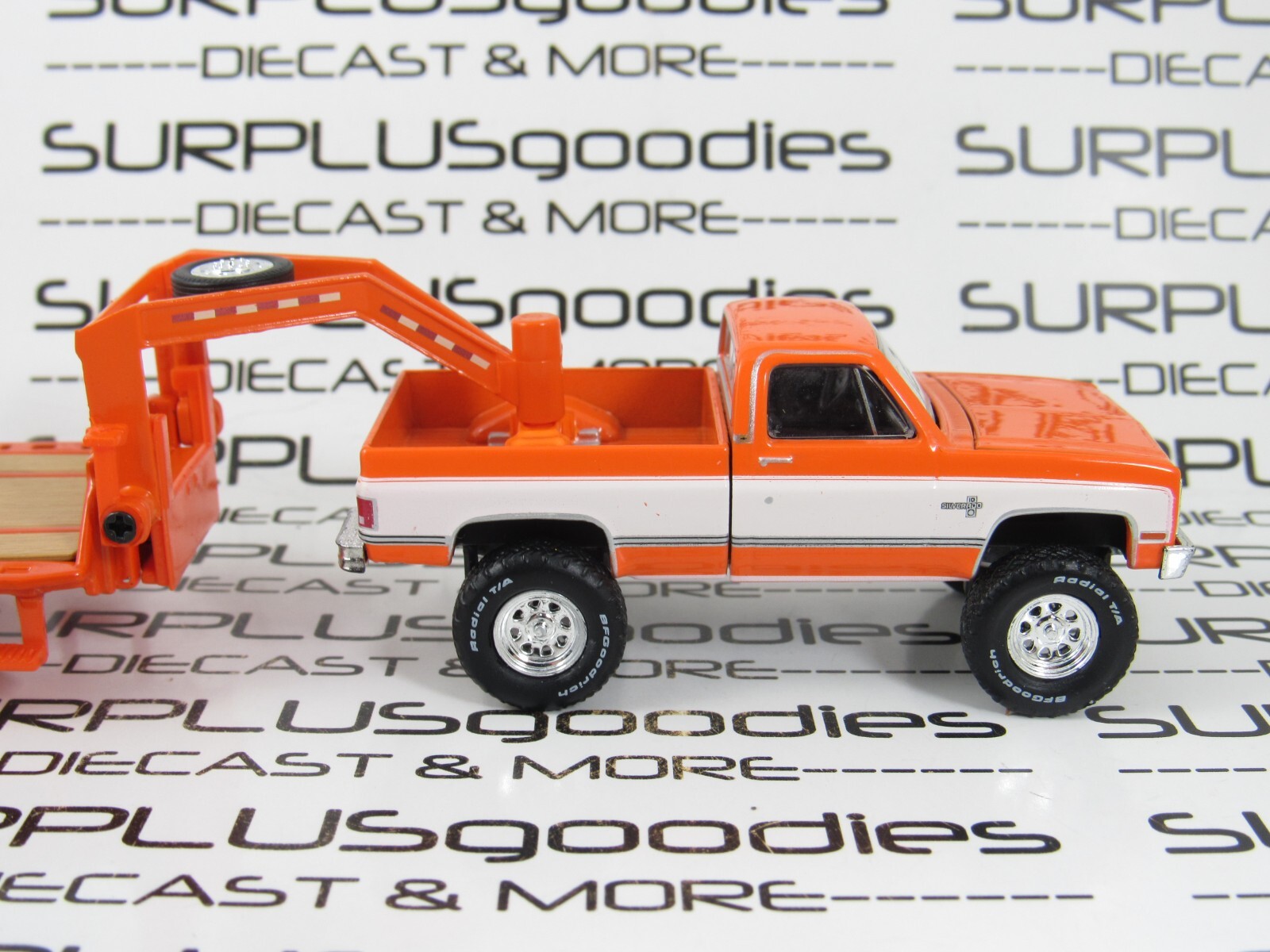 Greenlight 1:64 LOOSE LIFTED Orange 1986 CHEVROLET SILVERADO w/Gooseneck Trailer