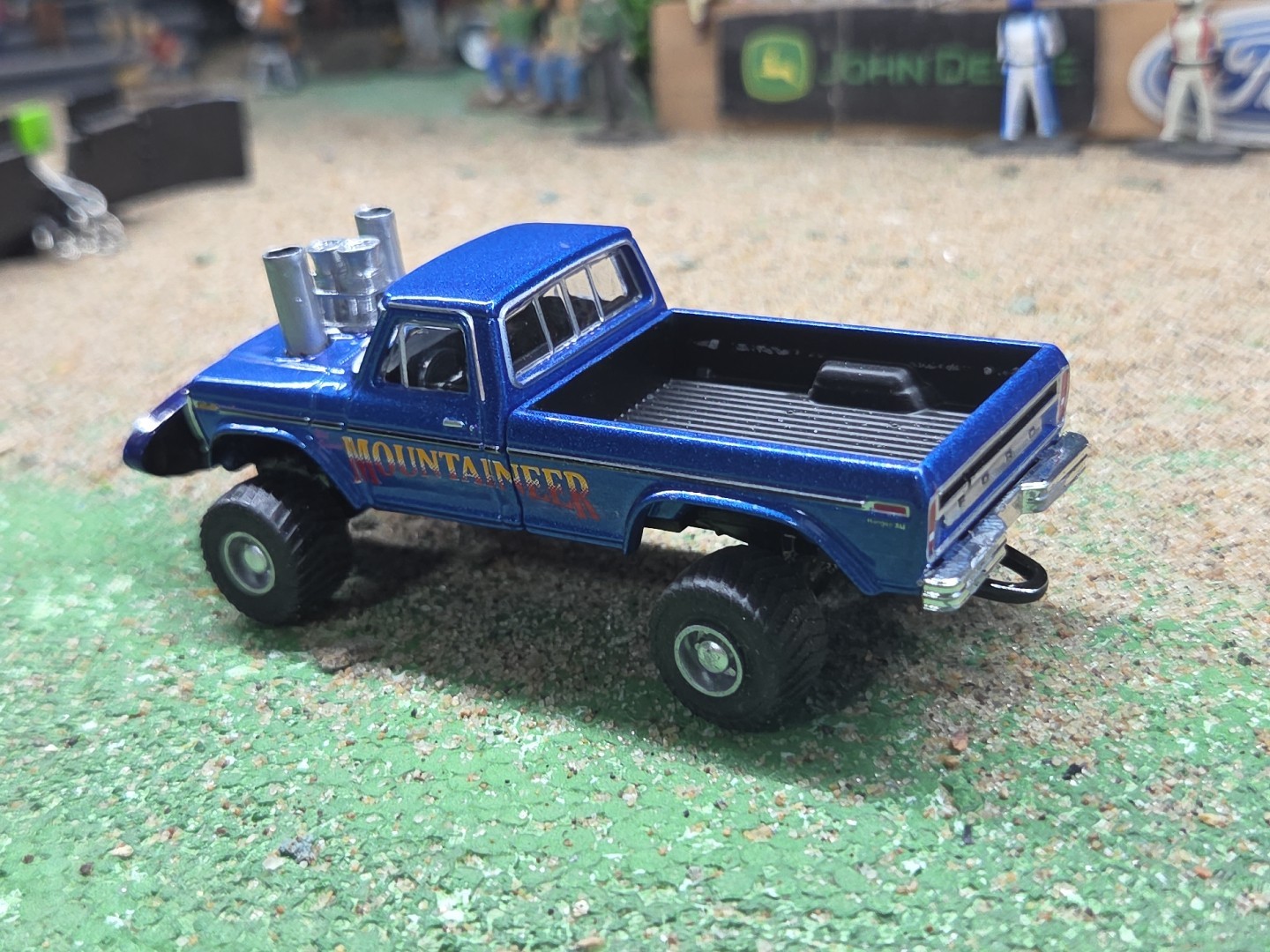 CUSTOM BUILT 1:64 GreenLight 1979 FORD HOT ROD PULLING TRUCK ertl puller dcp 460