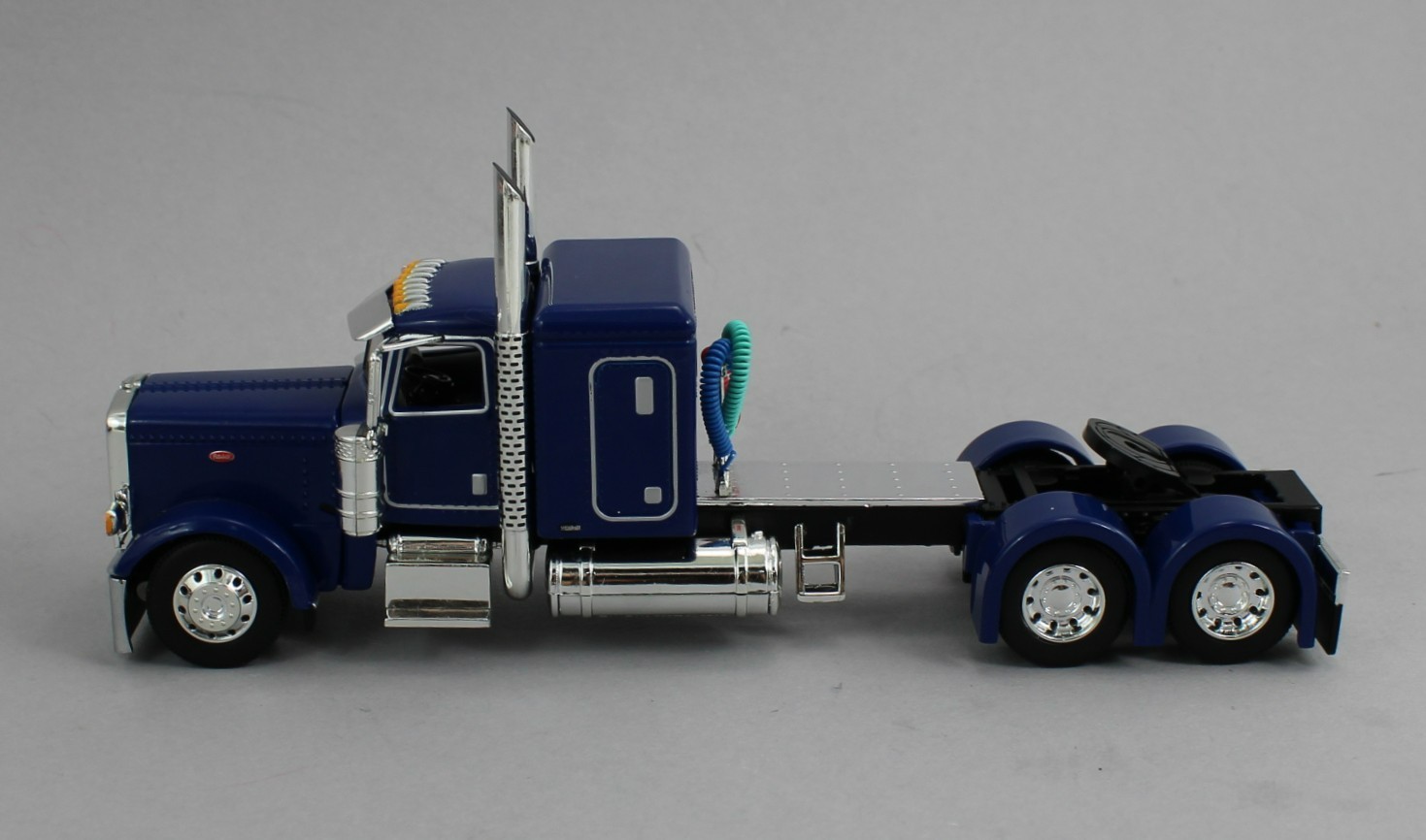 DCP 1:64 *BLUE AMERICA 250* Peterbilt 389 48″ Flattop w/Wilson Grain Trailer NIB