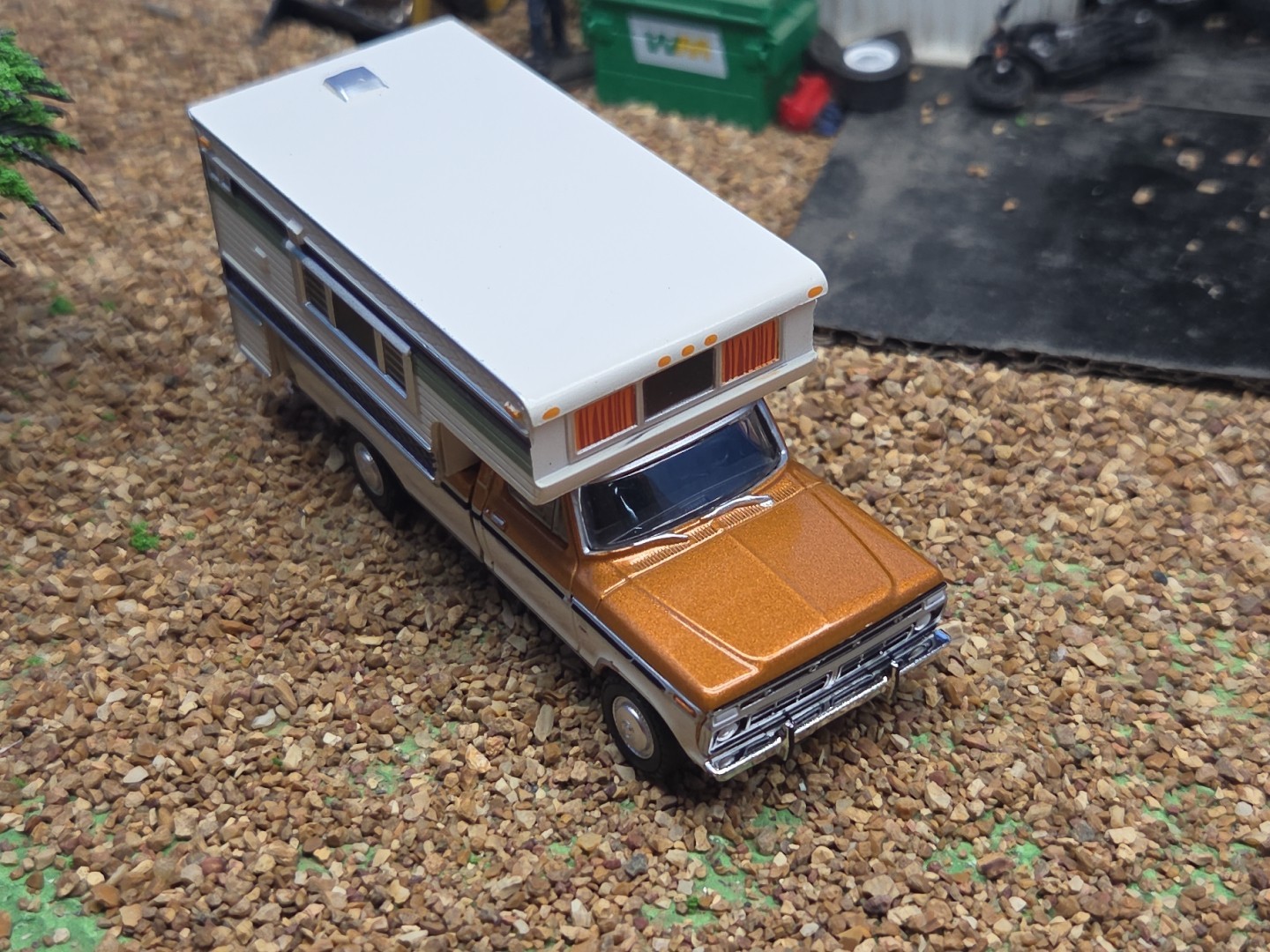GREENLIGHT 1976 4×4 Ford F-250 XLT Lariat Truck 1:64 CAMPER Farm Ertl 1979