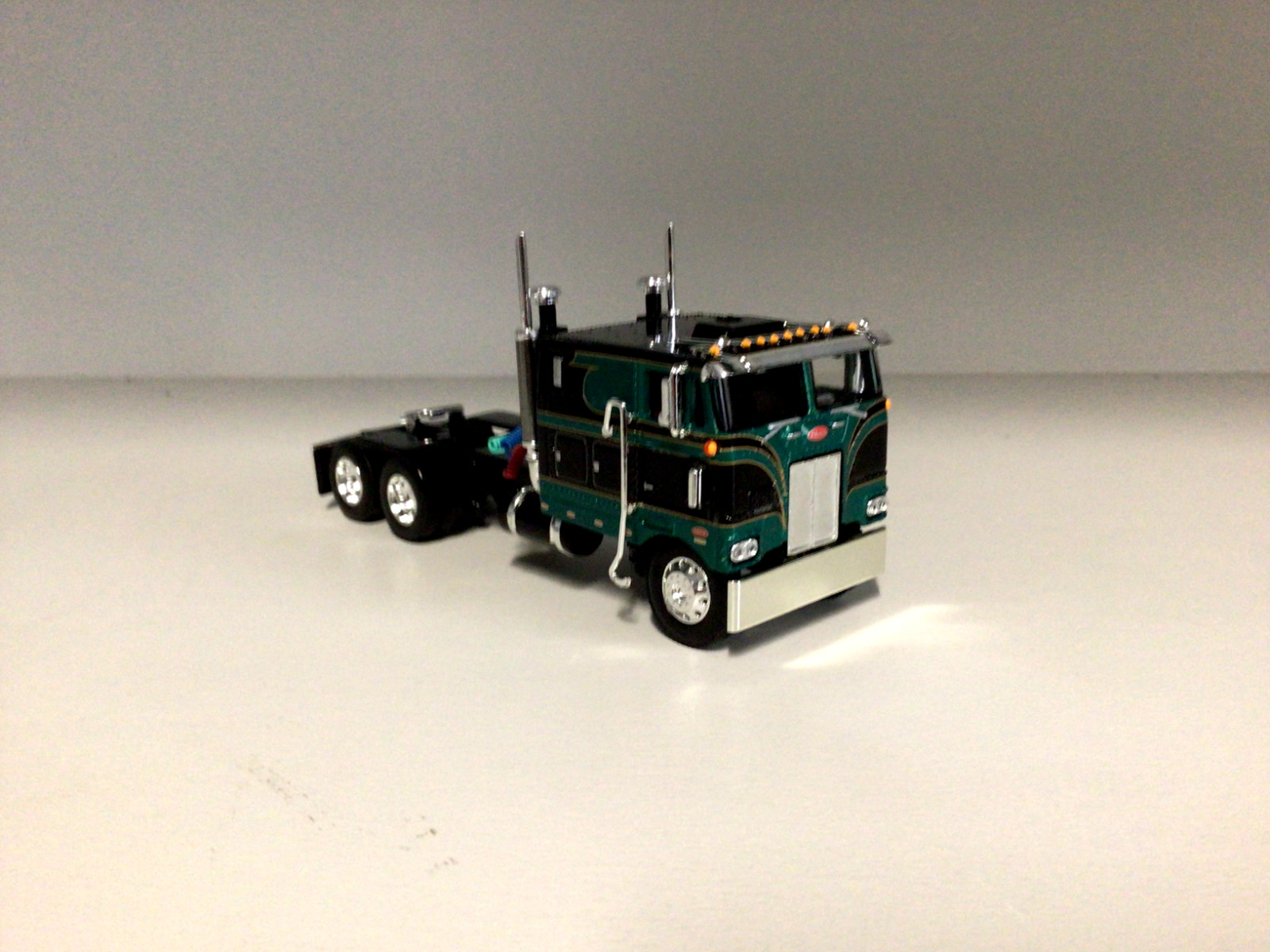 DCP 1/64 BLACK & GREEN 110″ PETERBILT 352 LONG FRAME W/TEXAS BUMPER 1/2FENDERS
