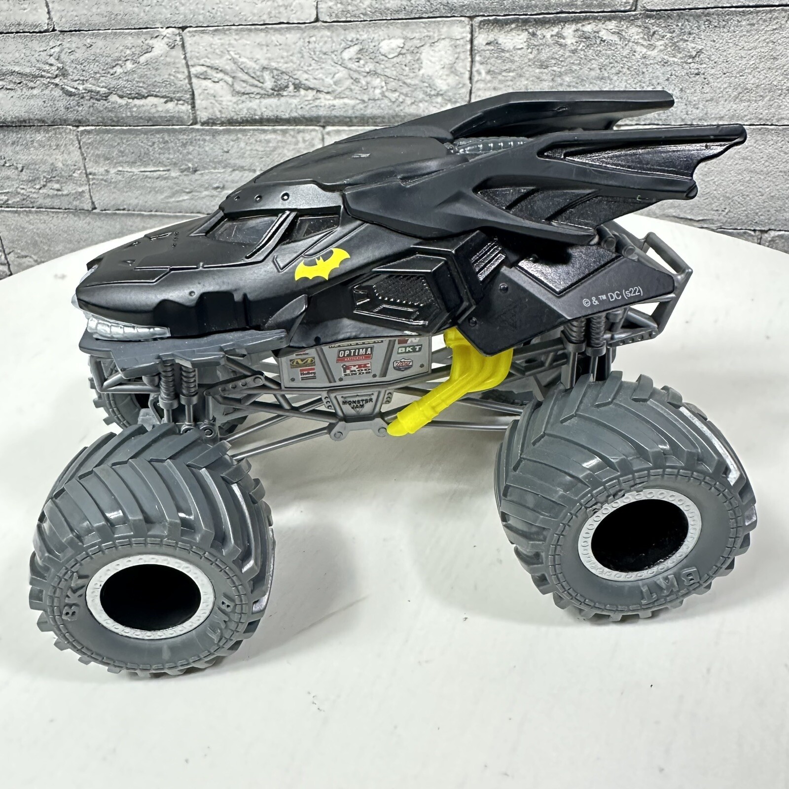 Monster Jam Official Batman Die-Cast And Plastic Vehicle 1:24 Scale