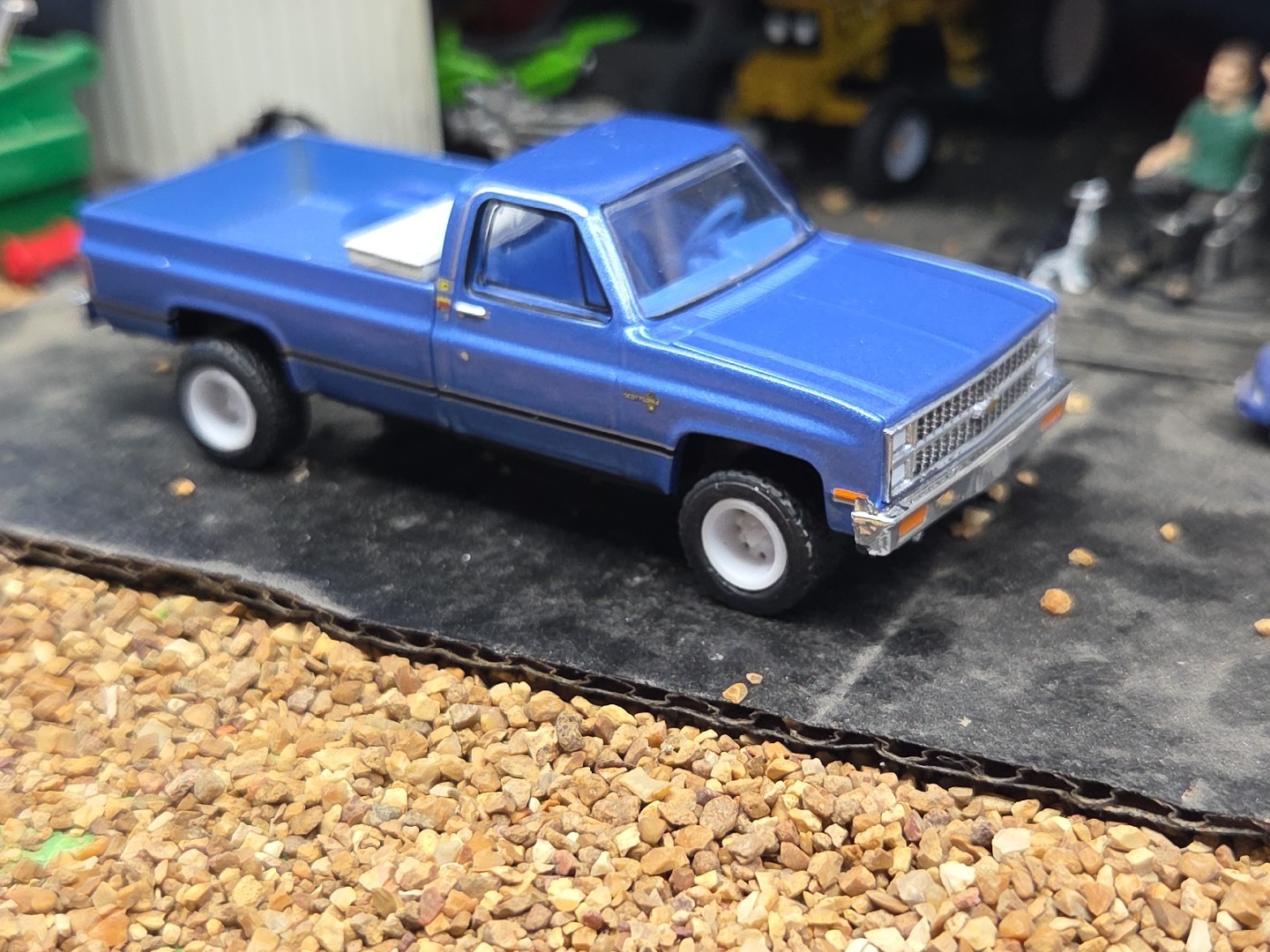 CUSTOM BUILT LIFTED 1:64 CHEVEROLET 1986 HIGH SIERA SQUARE BODY CHEVY 4×4 mud