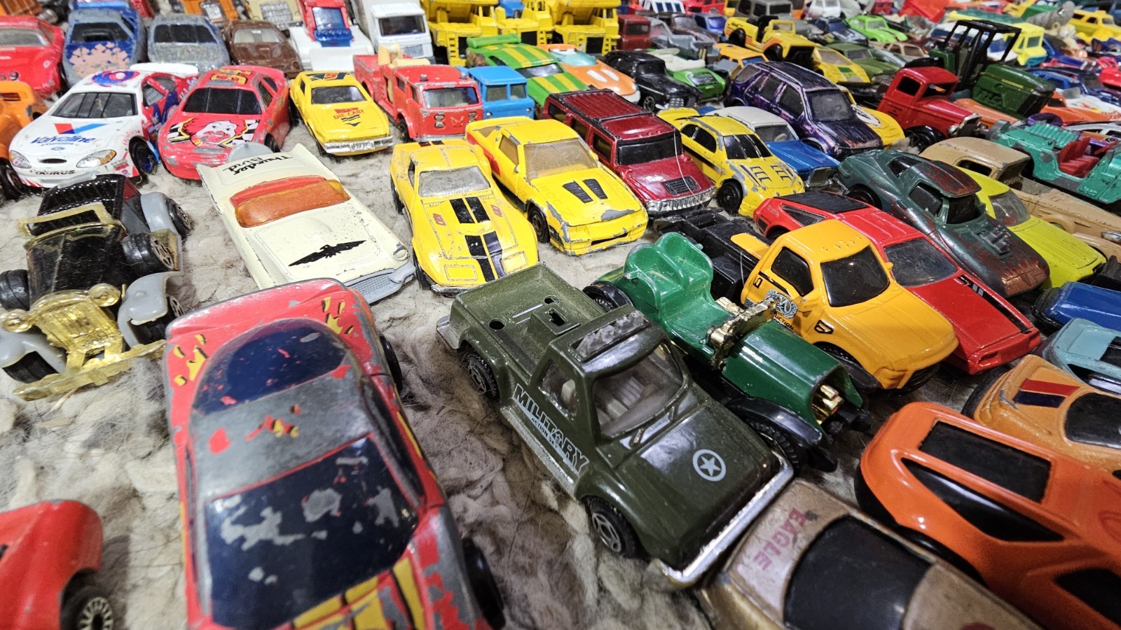 100 Hot Wheels Matchbox Tomica Cars Bulk Lot- Random Mixed Mystery Diecast Used