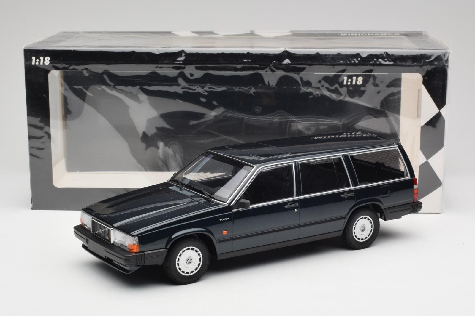 Volvo 740 GL Estate Dark Green Metallic Minichamps 1:18 | 155171771