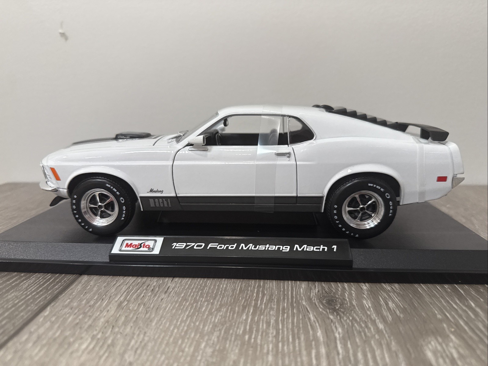**All new 1970 Ford Mustang Mach 1 – White 1/18 Scale Maisto Exclusive Style