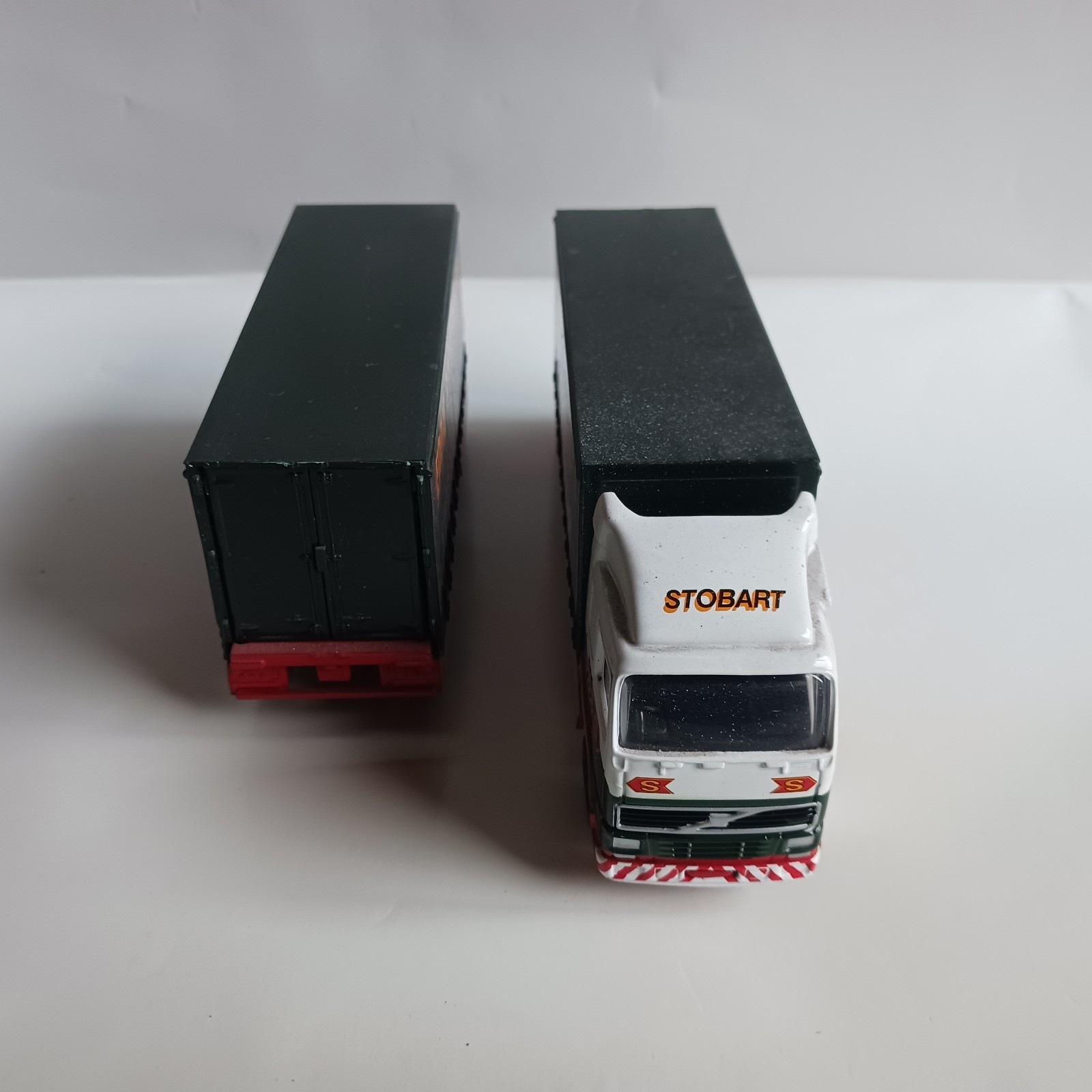 Corgi Diecast 59516 – Volvo Short Wheelbase Lorry & Trailer – Stobart
