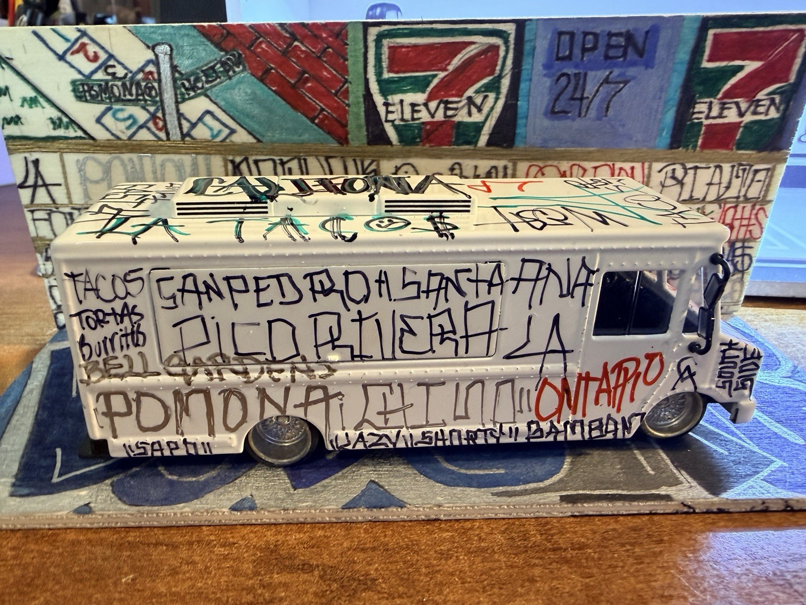 Food Truck MIJO 1:64 Die-cast American Diorama California Graffiti Taco Truck