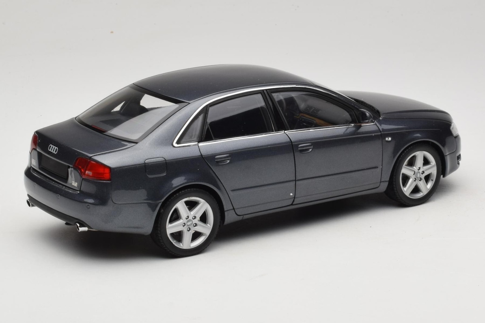 100014400 Audi A4 B7 Sedan Grey Metallic Minichamps 1:18