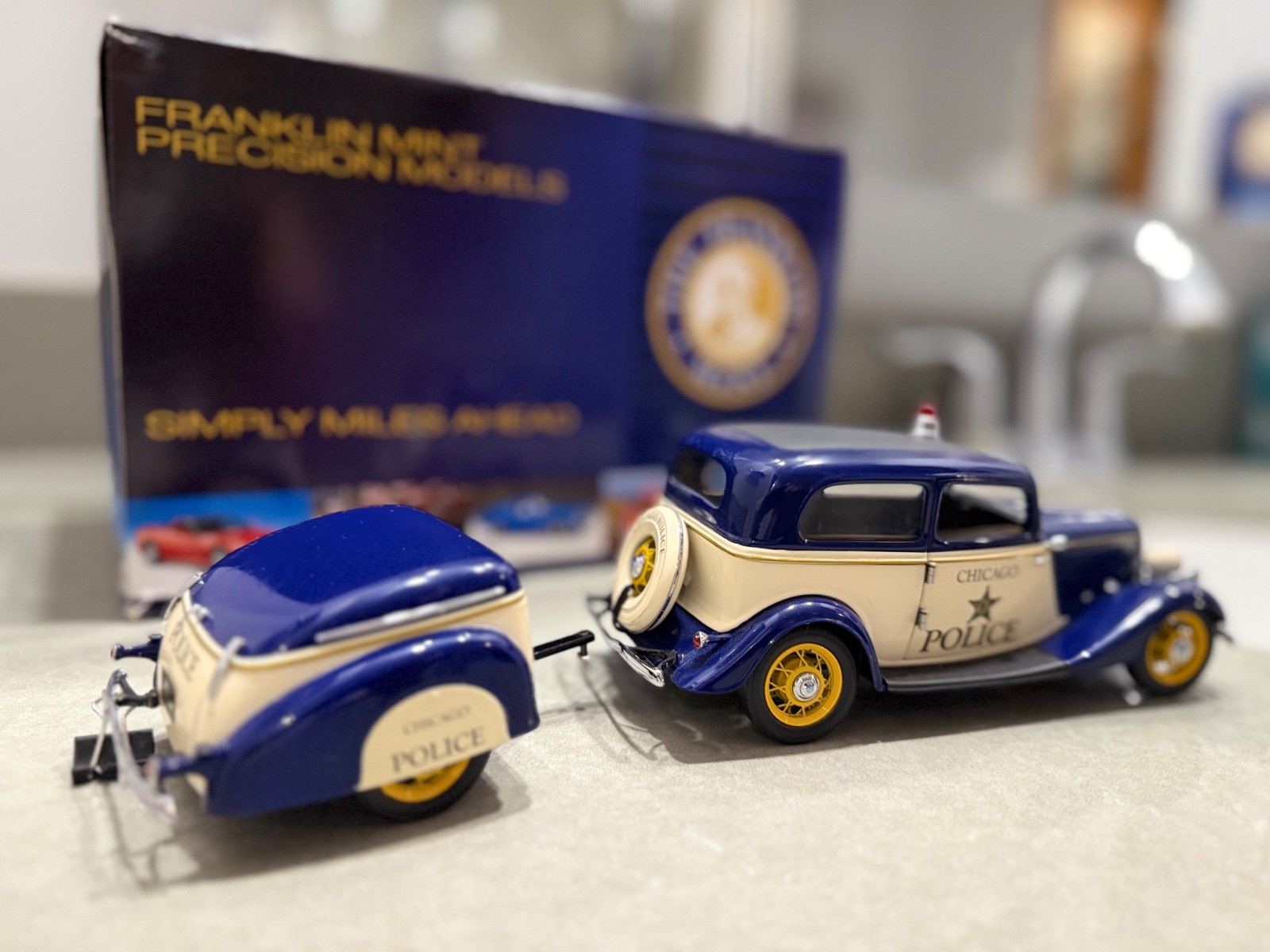1933 Ford Deluxe Tudor Chicago Police Car & Trailer. Limited Edition. EXCELLENT!