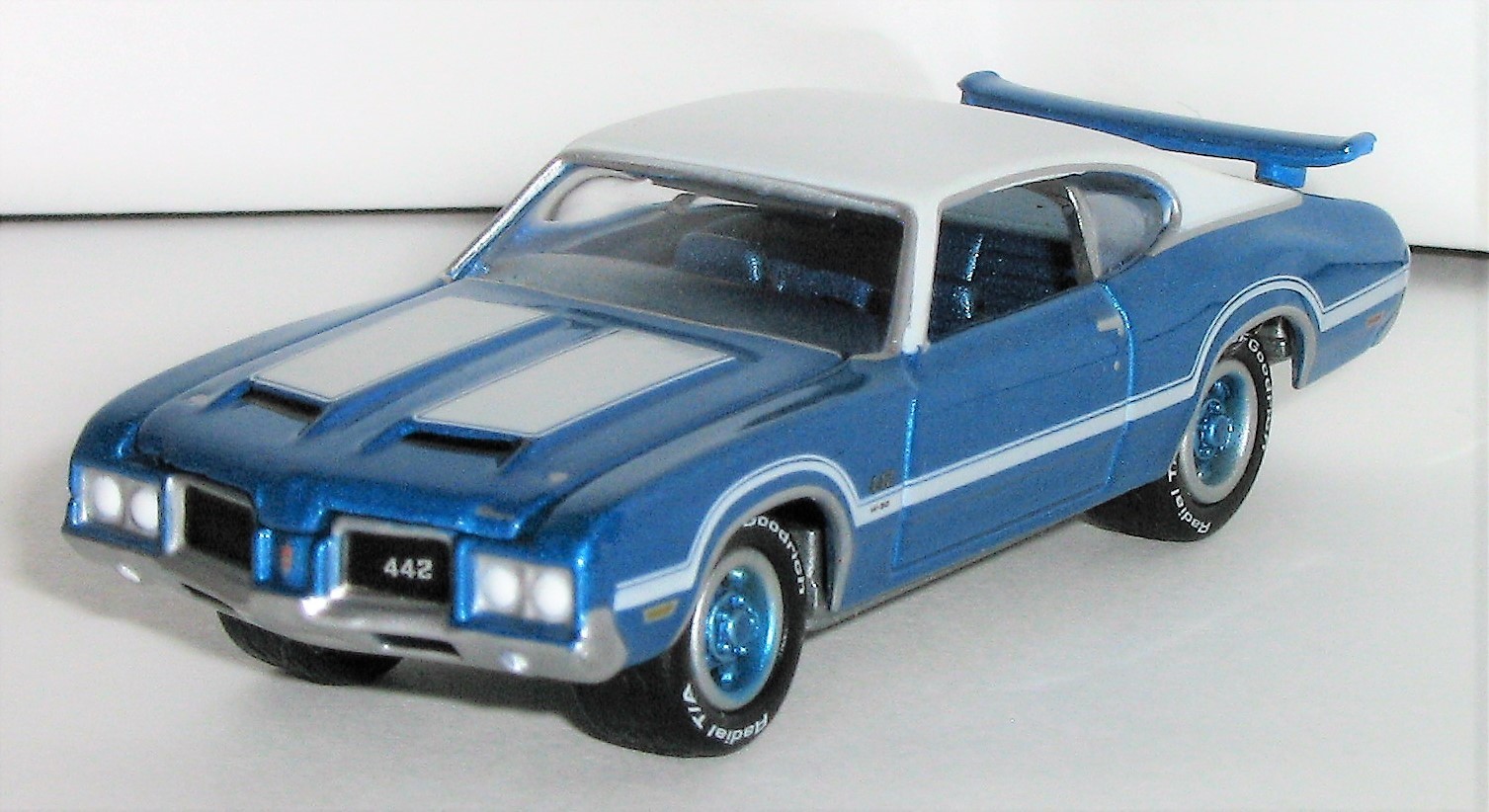 1/64 = 1972 OLDSMOBILE / OLDS CUTLASS 442 W-30 / Rubber Tire Car _ FREE SHIPPING