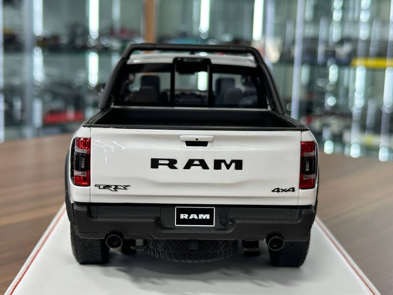 Dodge Ram TRX 1500 by Diamand – White – Ltd. Collector Car [1:18 Resin – 40 pcs]