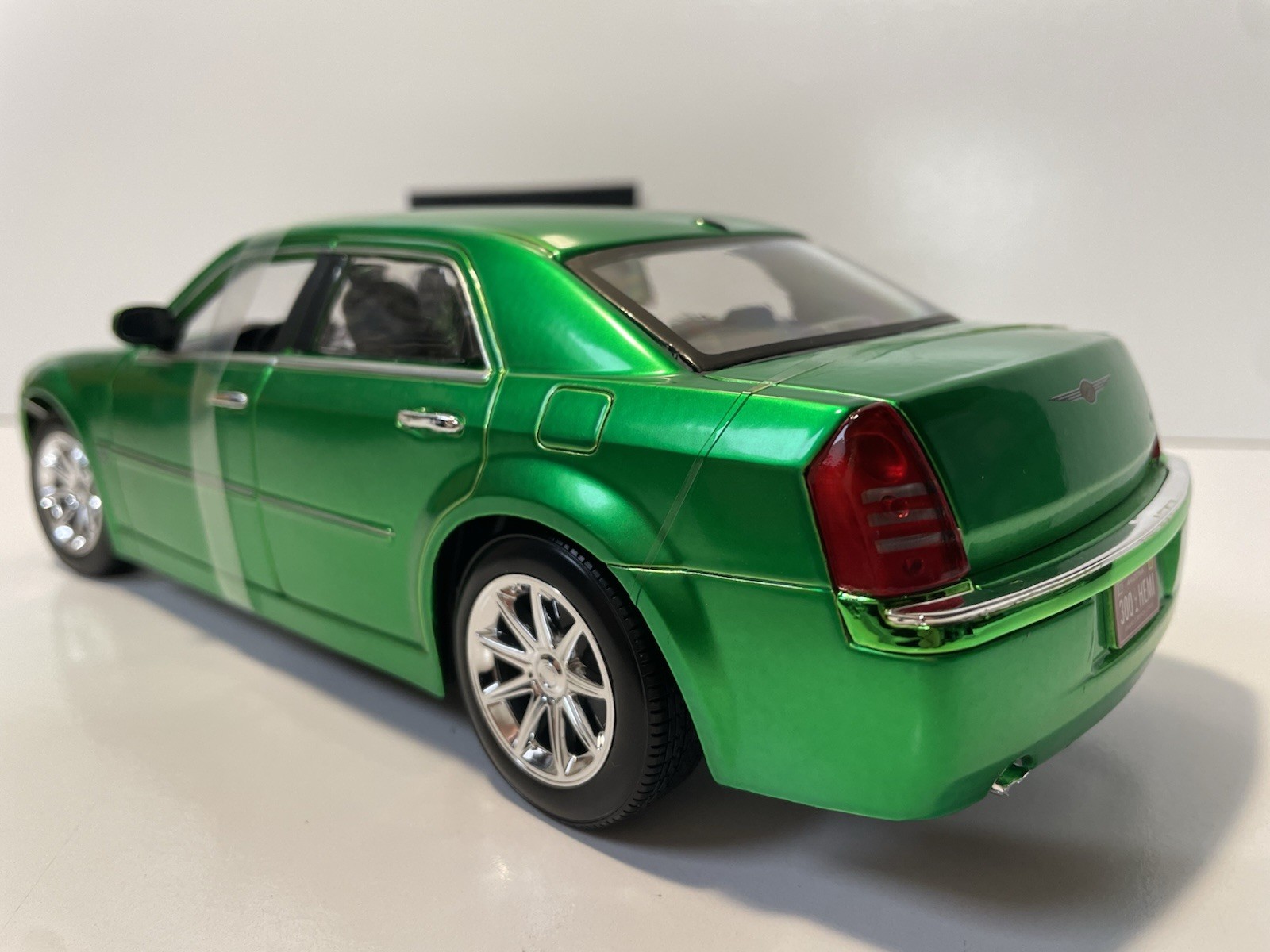 Maisto 2005 Chrysler Hemi 300c 1:18 Scale Diecast Model Car.