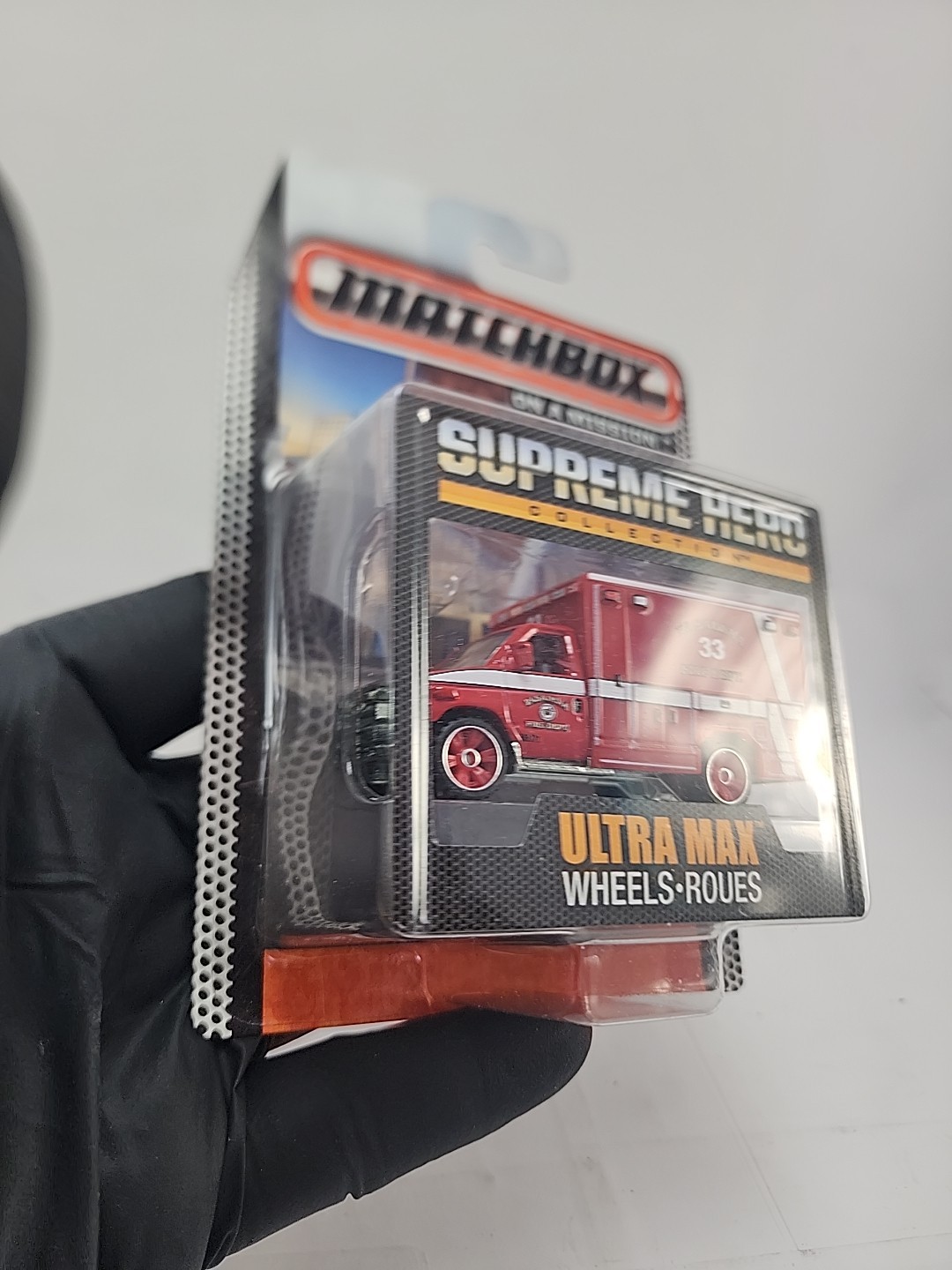 MATCHBOX Ford E-350 Ambulance Supreme Hero Collection 2015