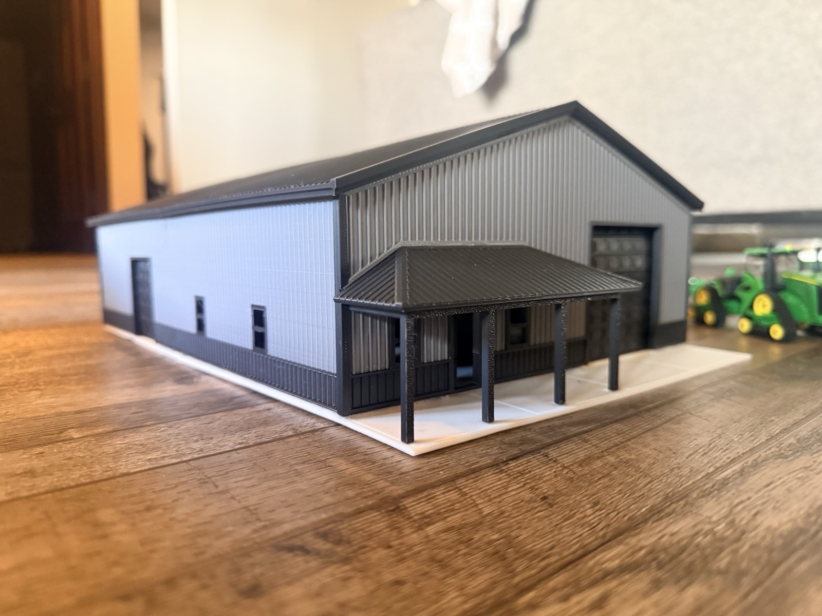 1/64 Scale Black And Gray Shop