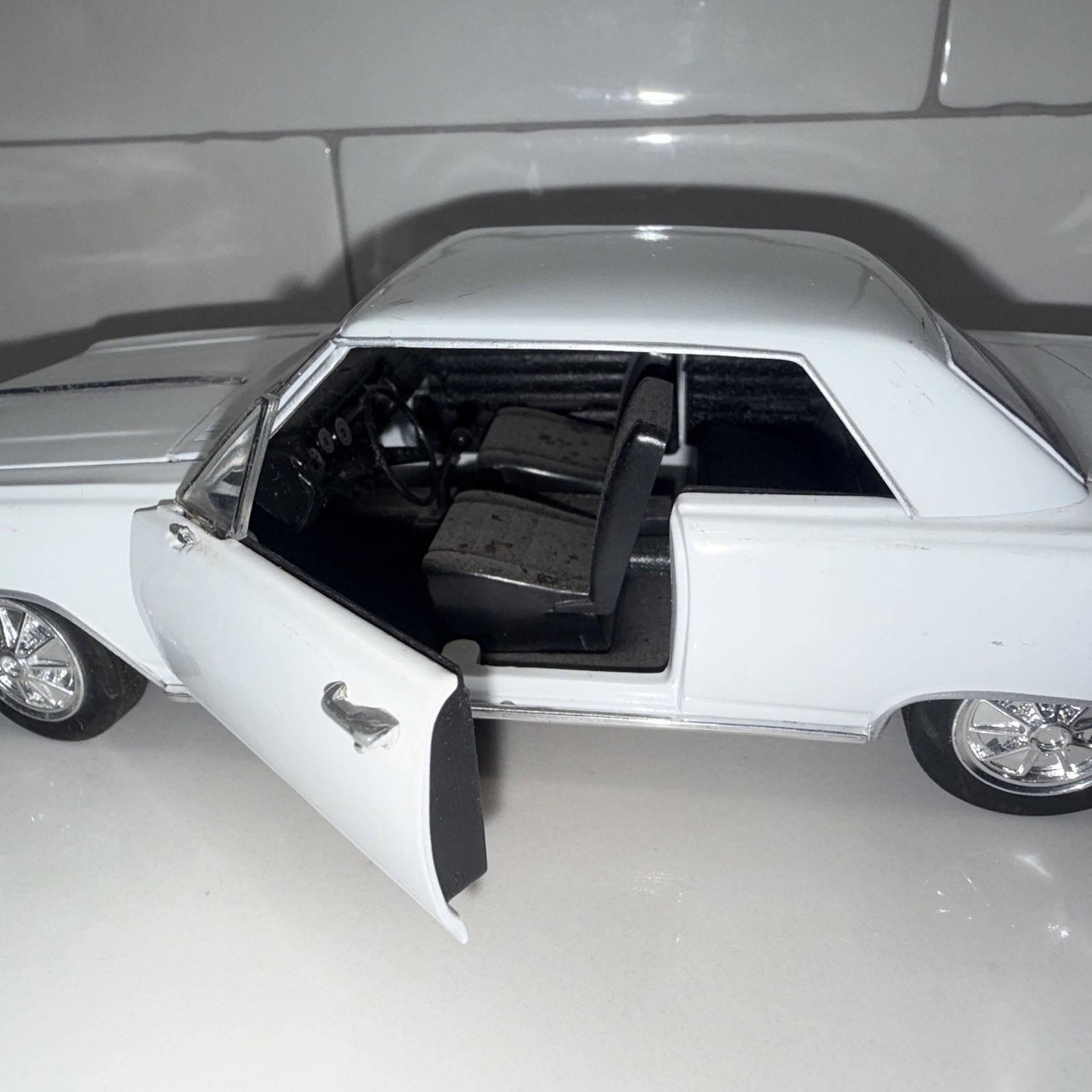 Saico White 1965 Chevy Chevell SS 396 Z-16 1:24 Scale Diecast Model – Ships Fast
