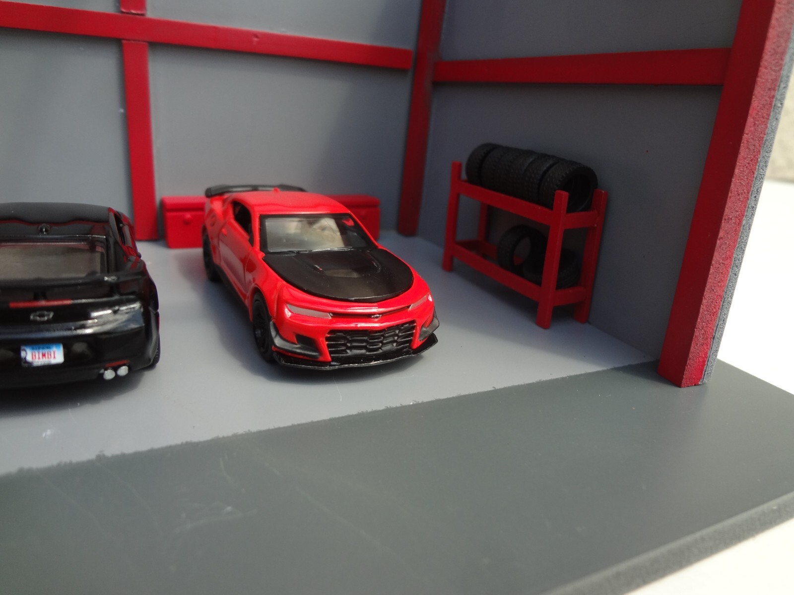 1:64 scale Mechanic Garage Diorama Gray & Red cars are not included