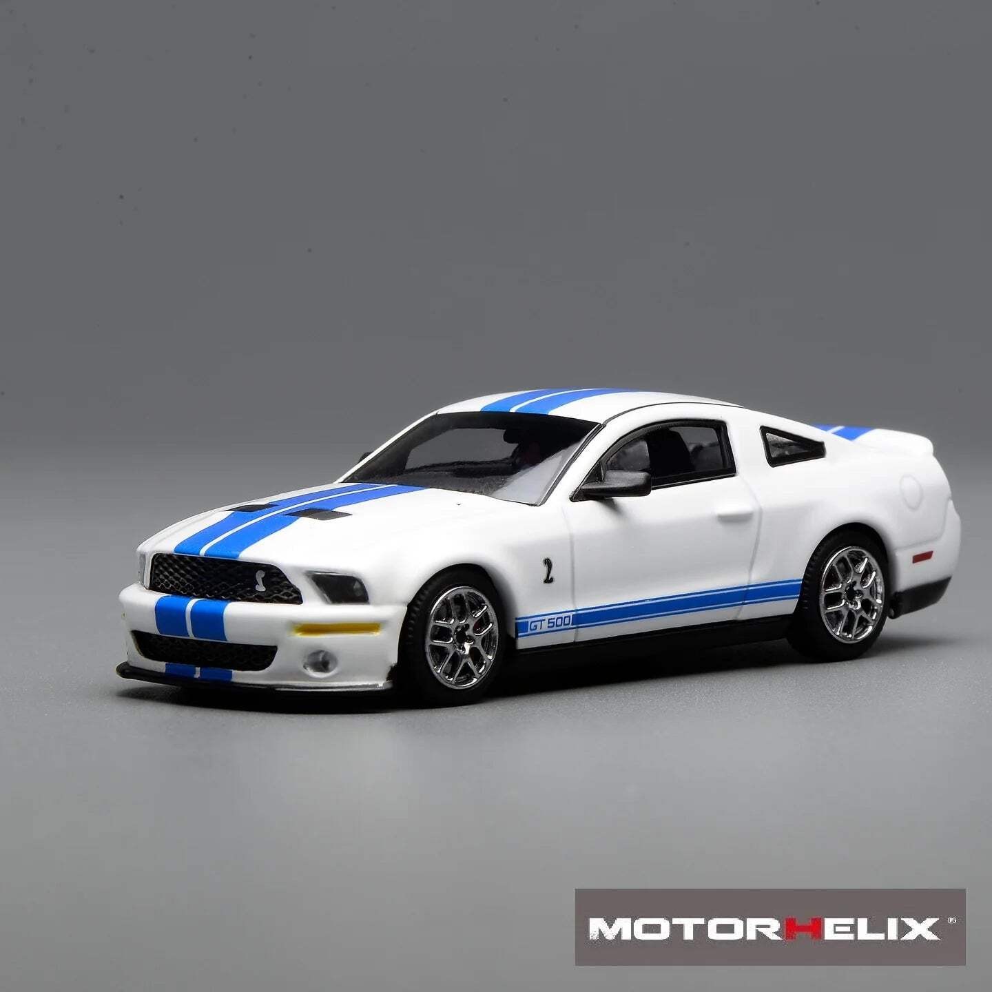 Motorhelix X Greenlight 1/64 Ford Mustang Shelby GT500 2007 White With Blue Stri