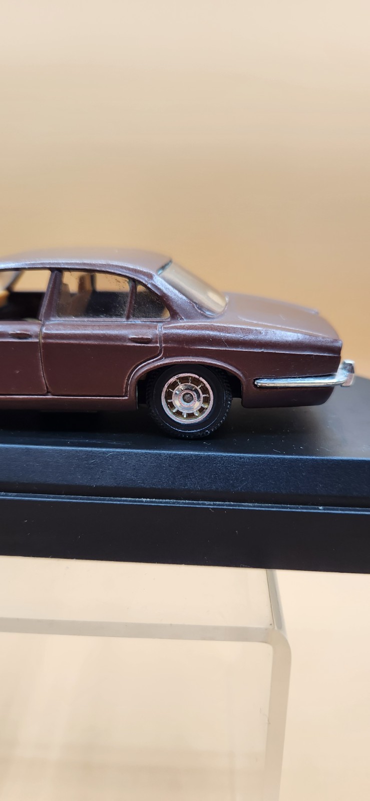 Jaguar XJ 12 Solido (France) 1/43 with stand and case