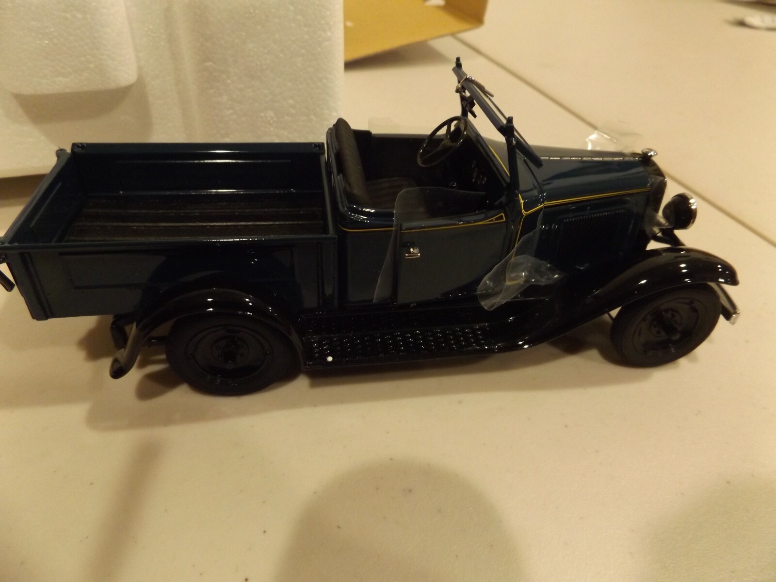 DANSBURY MINT 1931 CHEVROLET ROADSTER PICKUP / REMOVABLE TOP–NO TITLE