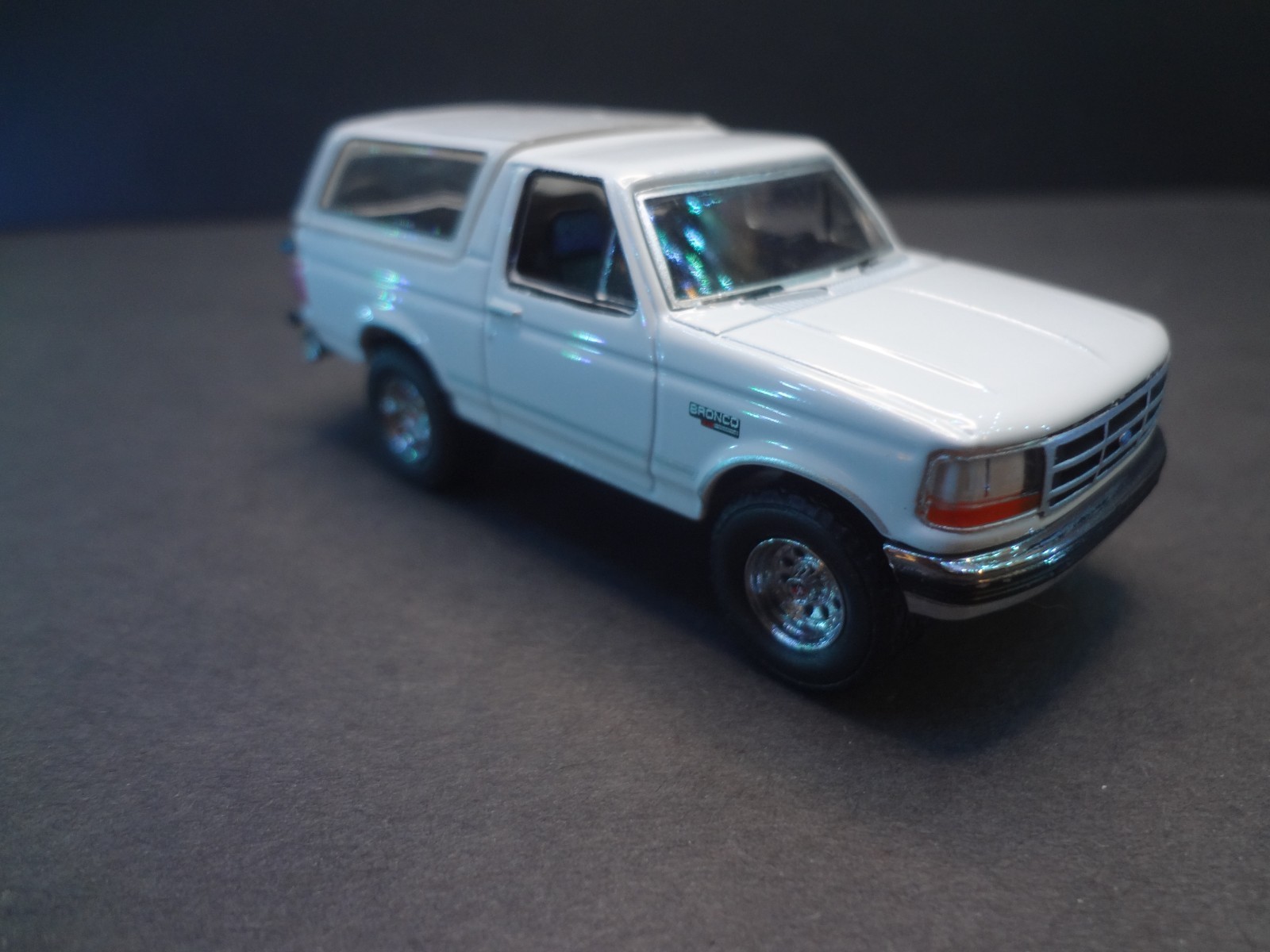 Greenlight 1993 Ford Bronco XLT white w/ removable top – Loose 1:64