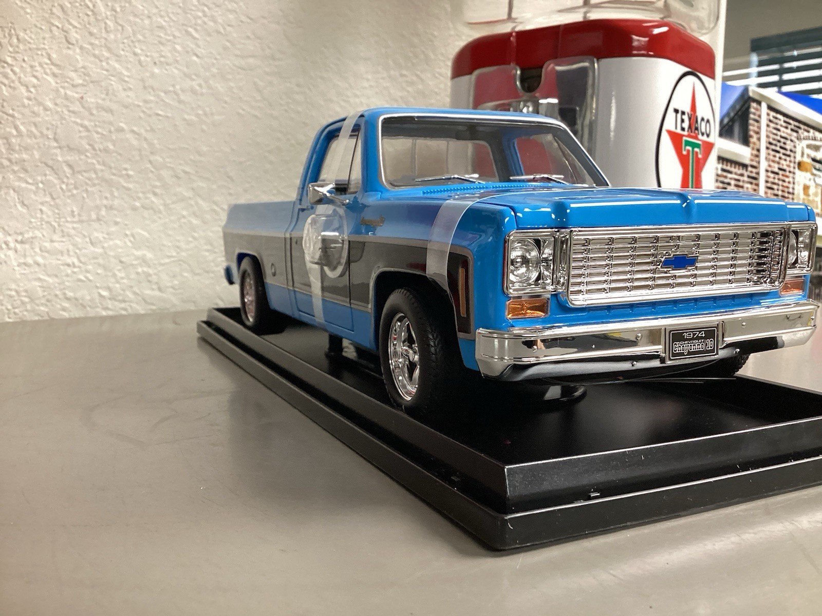 Maisto 1974 Chevrolet C/10 Cheyenne Super 1:18 Scale Special Edition Diecast