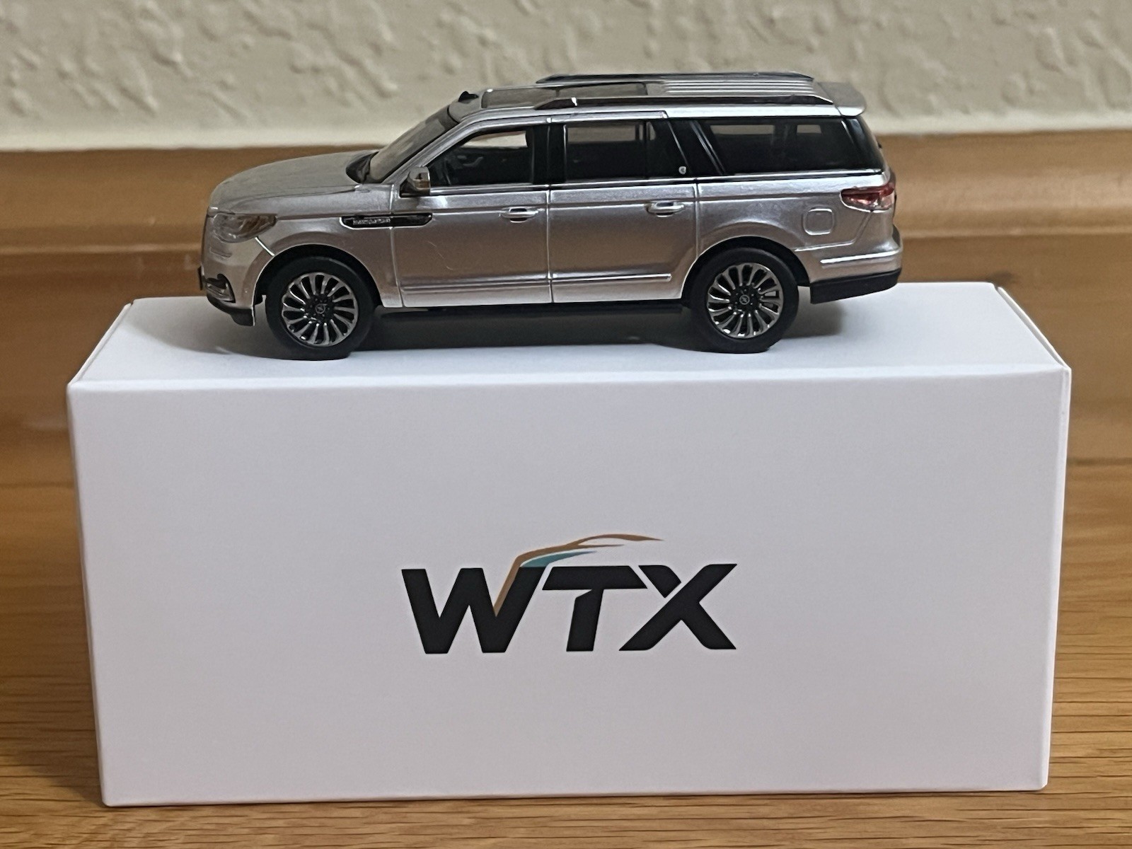 WTX 1:64 2018-2021 Lincoln Navigator L Reserve Silver W/ Folding Running Boards
