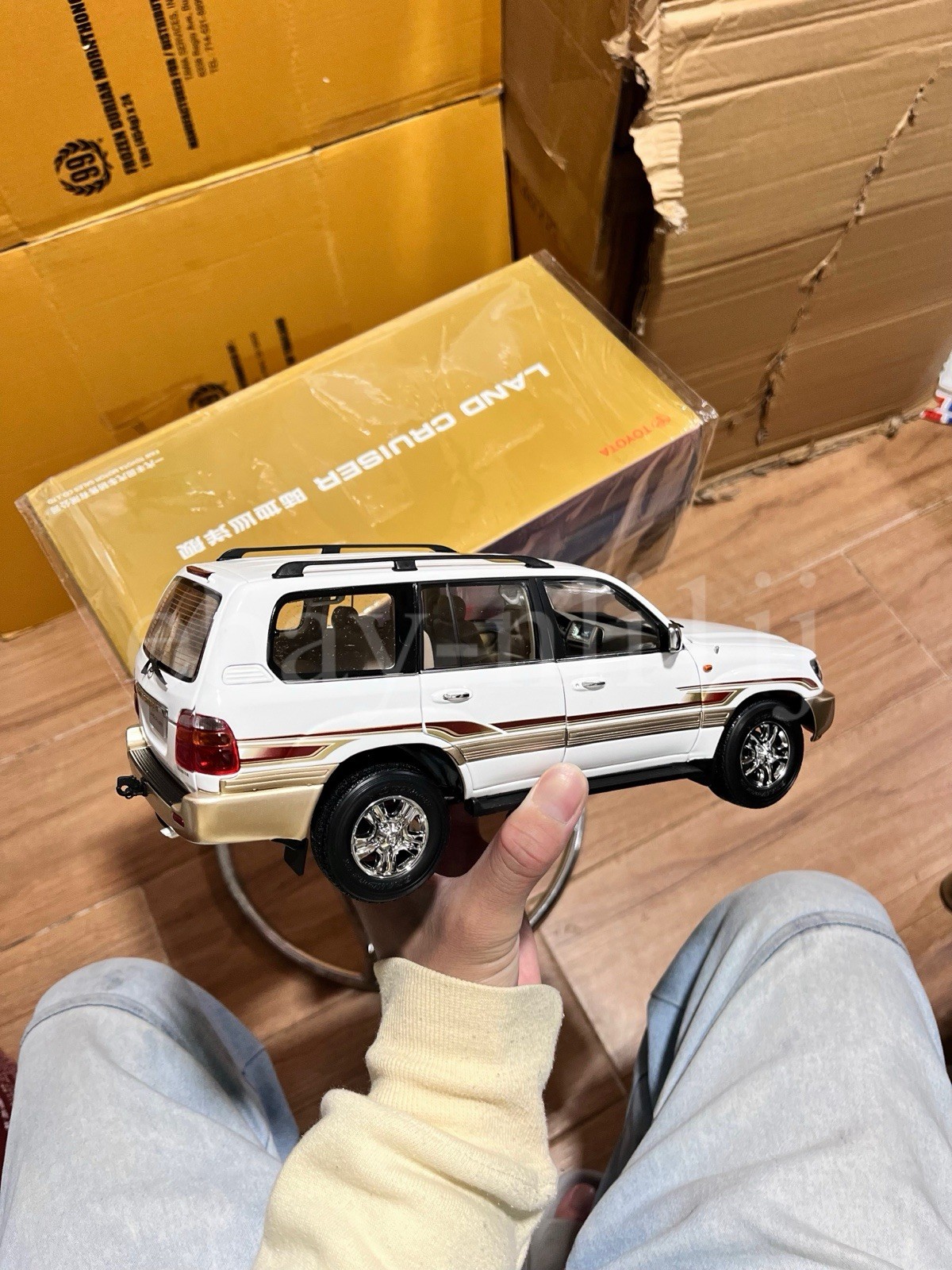 1:18 Scale Toyota Land Cruiser White Diecast Model Car