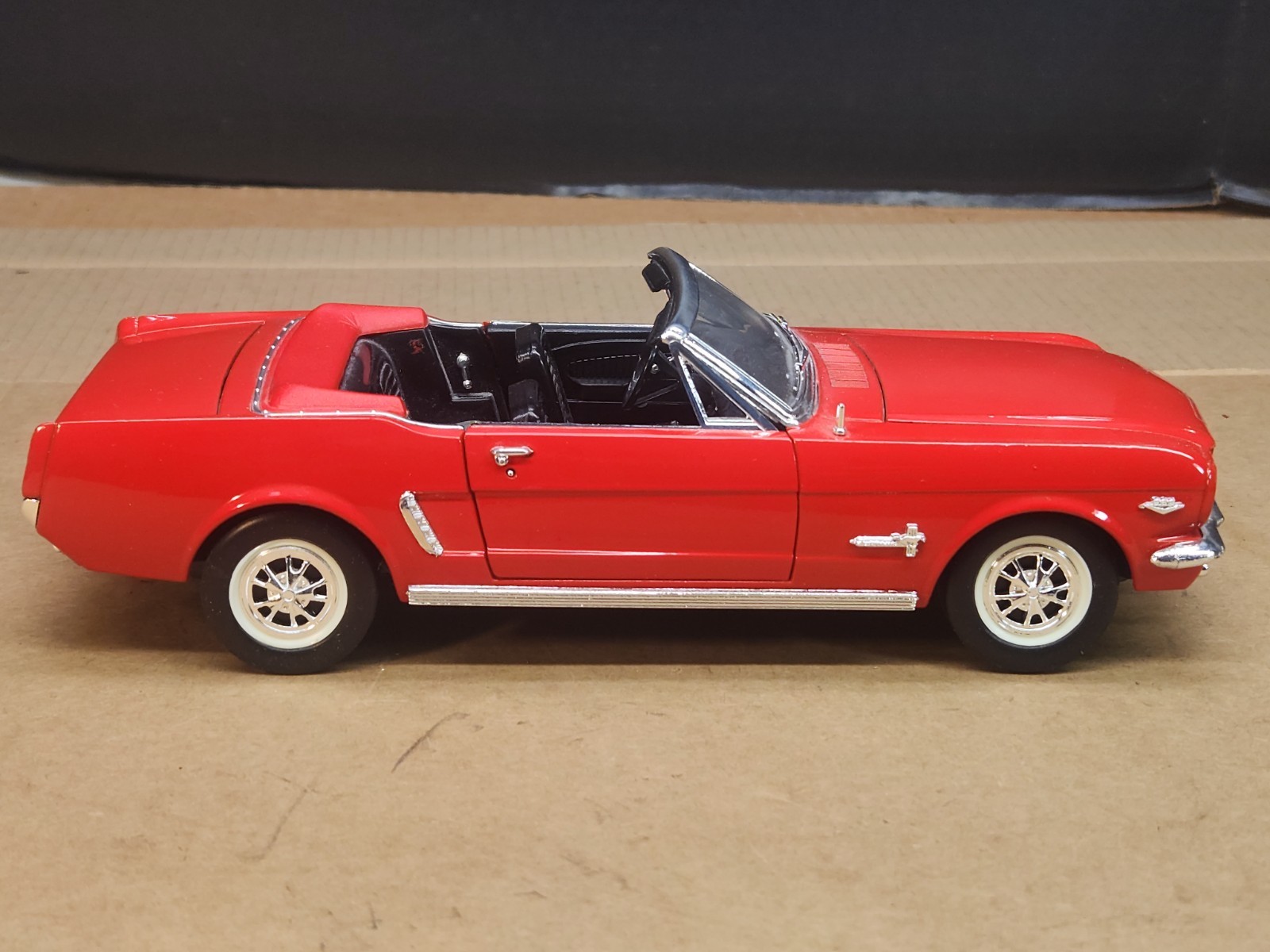Mira 1965 Ford Mustang Convertible 1:18 Golden Line Collection Diecast Metal