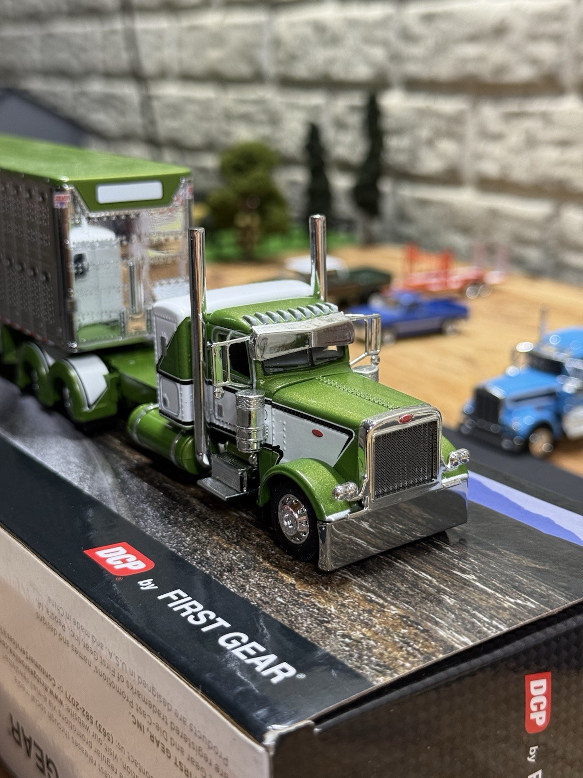 DCP by First Gear 2023 Peterbilt 379 1:64 Diecast Semi w/ Livestock Trailer