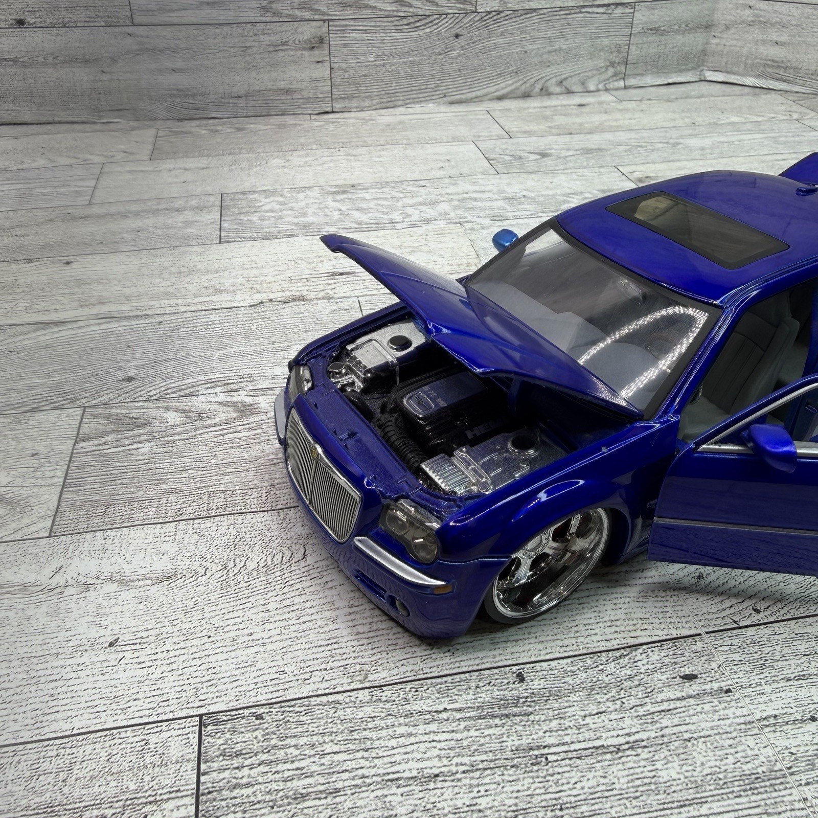 Jada Dub City 2005 Chrysler 300C HEMI 1/24 Scale Candy Blue Diecast
