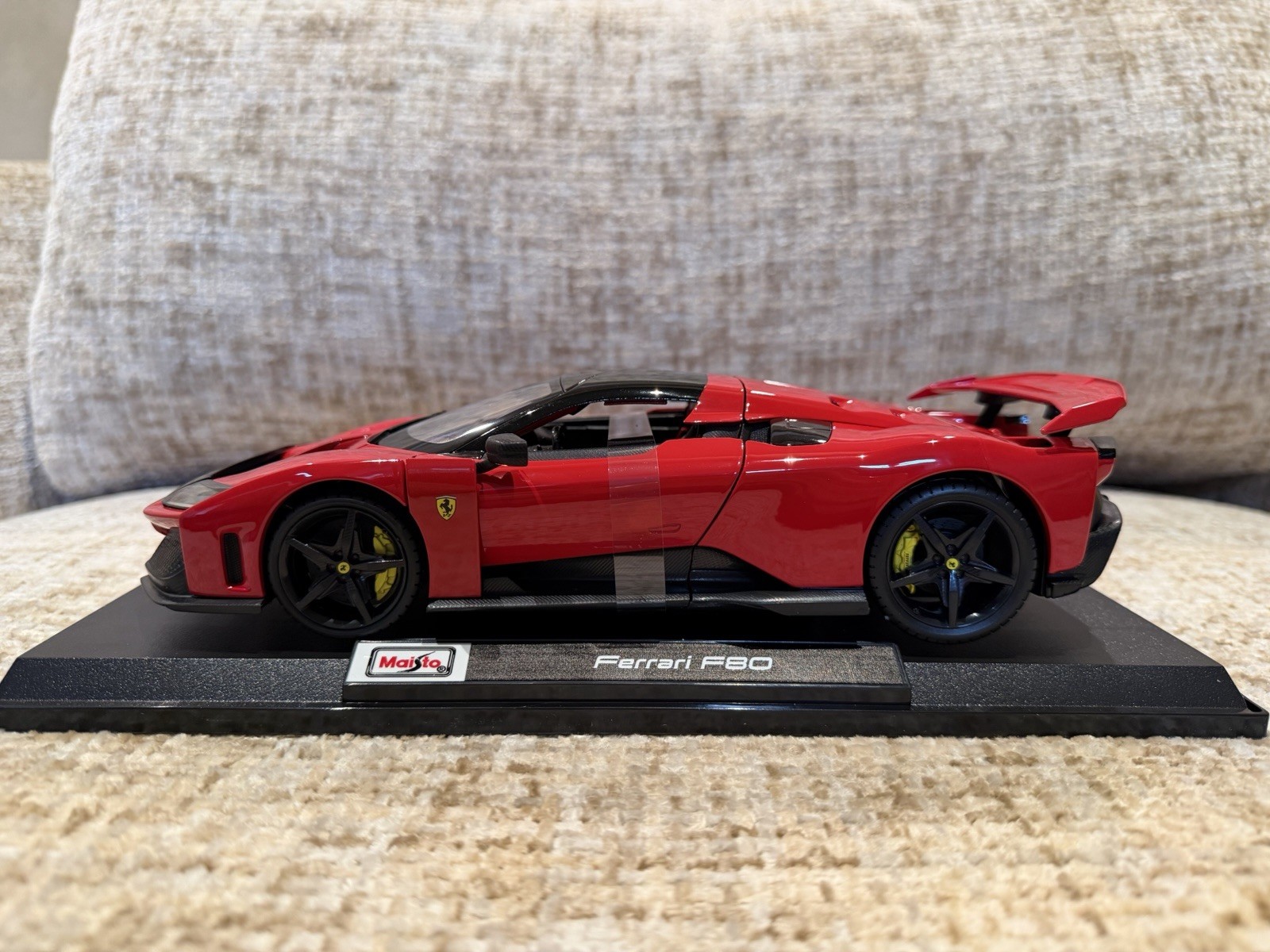 1/18 Maisto Ferrari F80 Rosso Corsa Red Diecast Special Edition