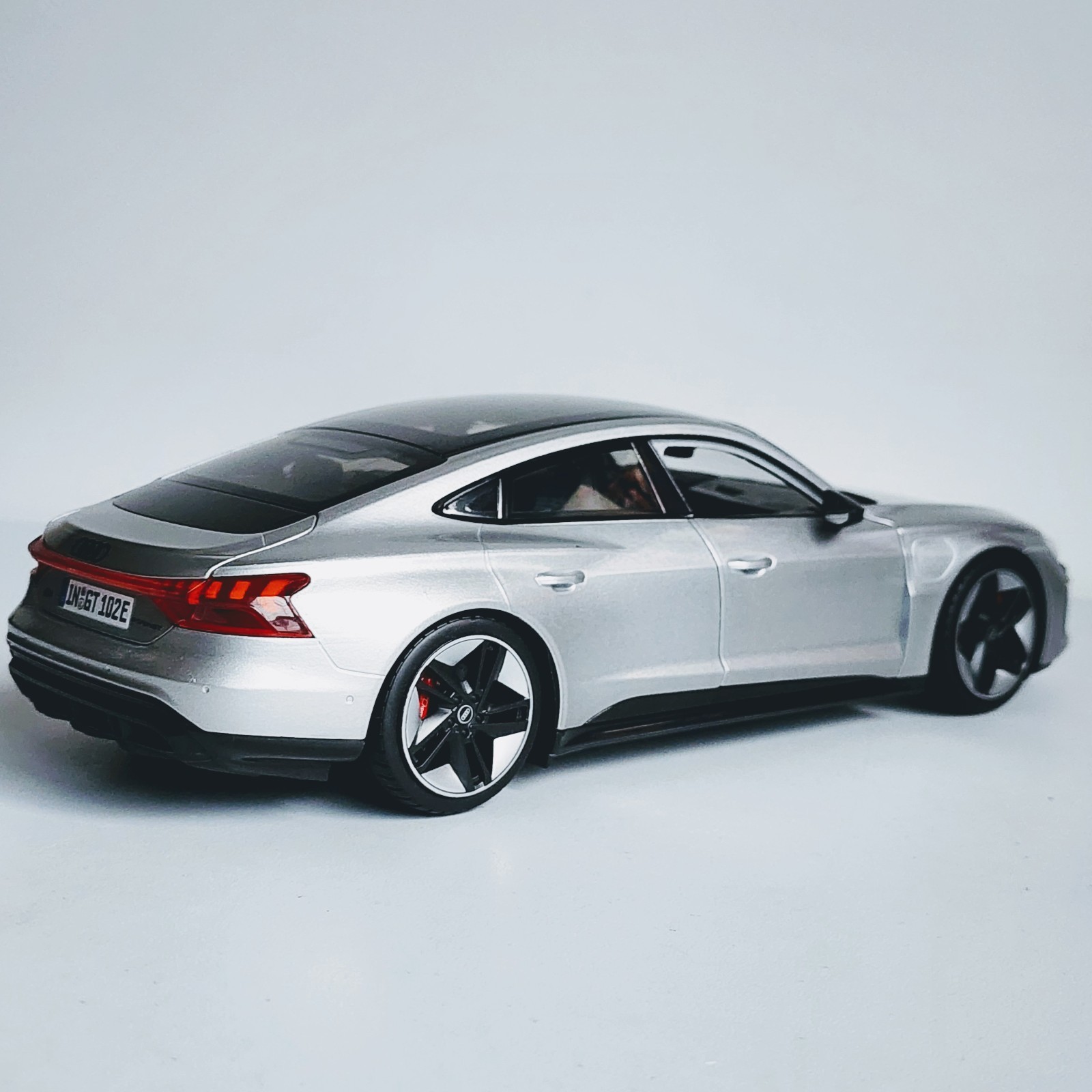 Maisto Special Edition 2022 Audi RS e-tron GT Silver 1:18 Diecast