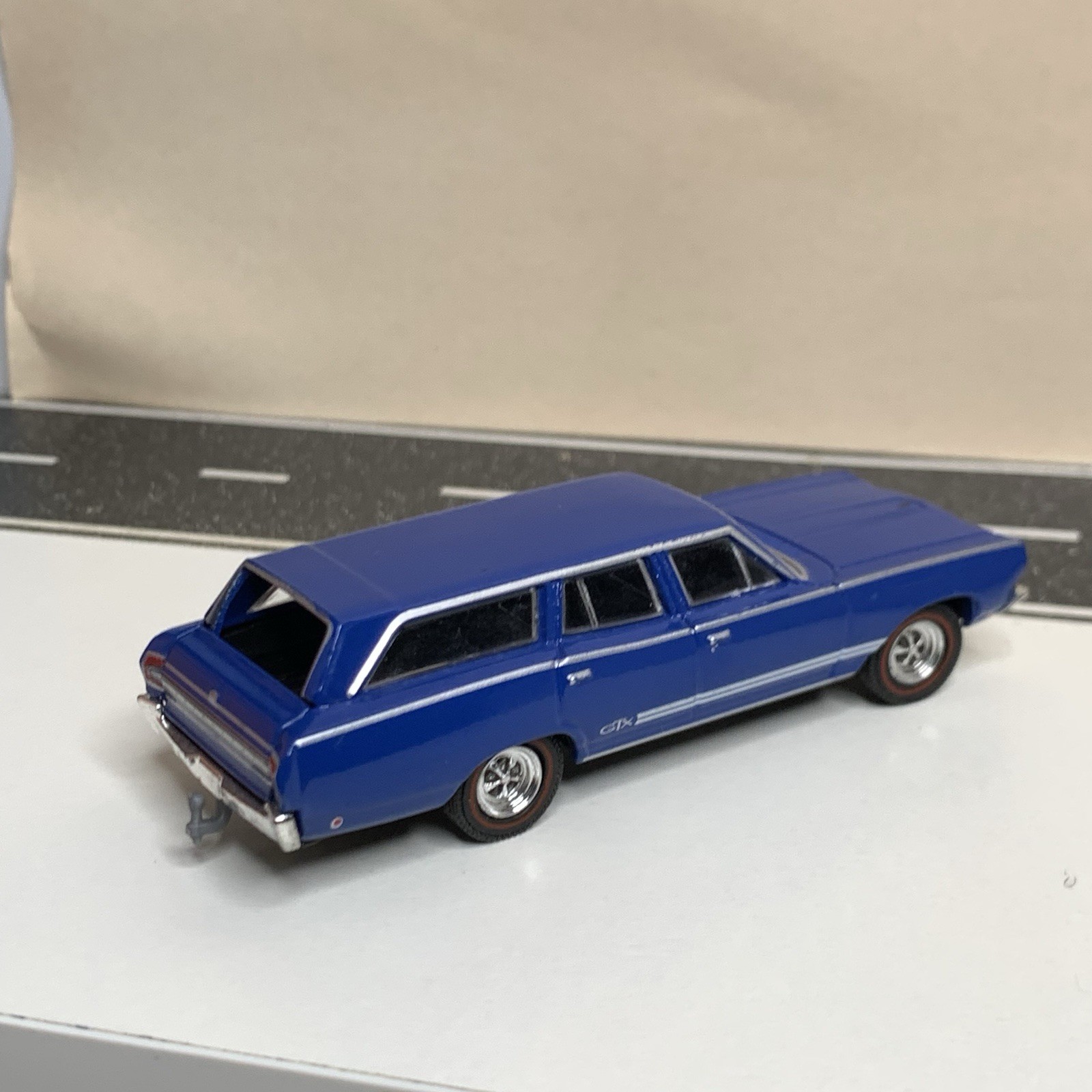 Greenlight Estate Wagons 1968 Plymouth Satellite GTX Tribute Wagon Blue 1:64 NM