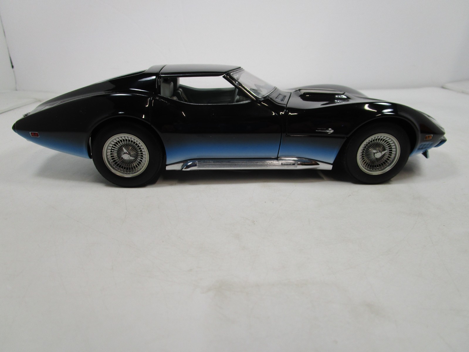 AUTOART 1/18 CHEVY MANTA RAY CORVETTE CONCEPT *READ DESCRIPTION* NO BOX