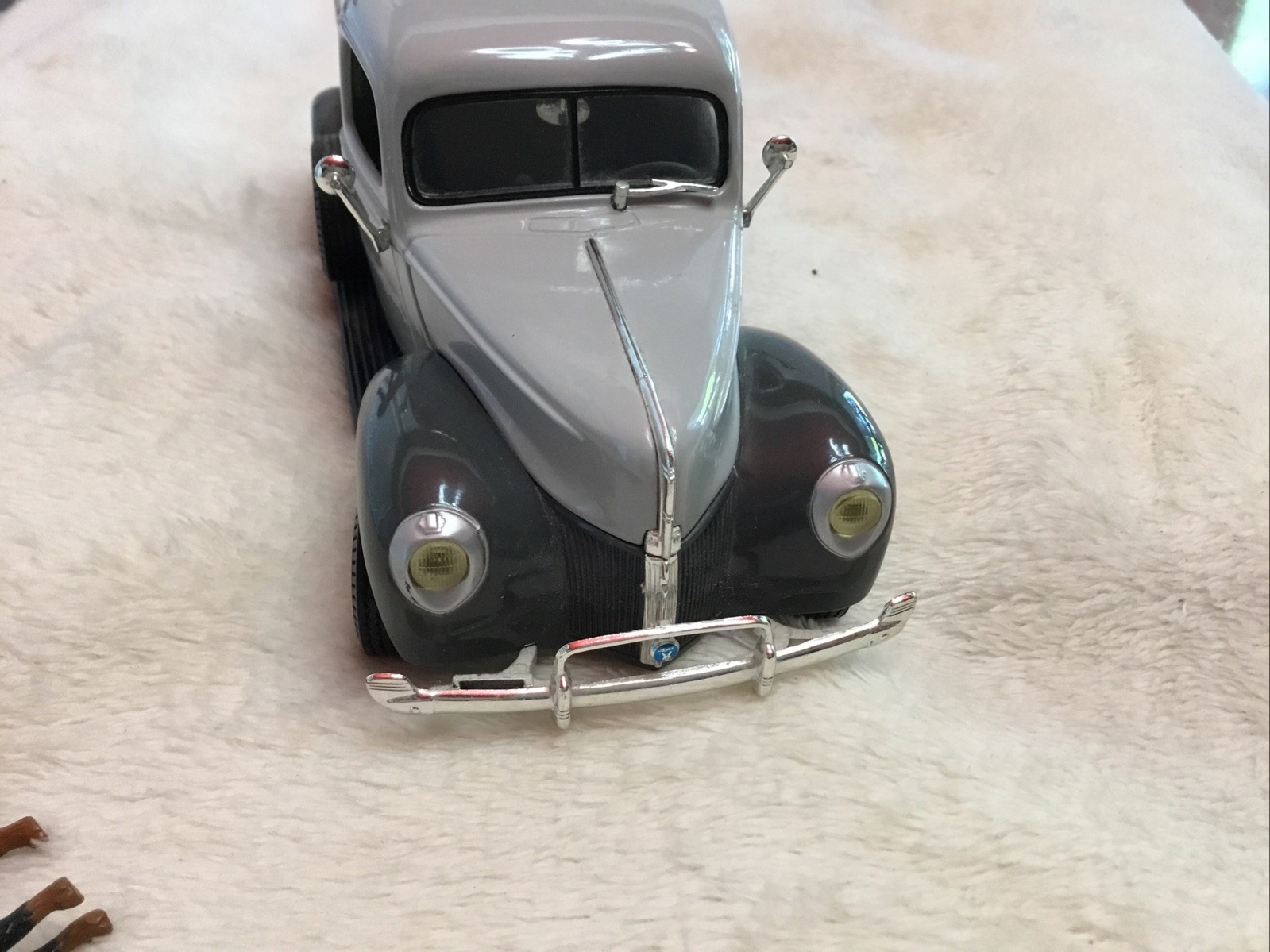 ERTL ‘40 Ford Diecast — REMINGTON Hunting Dog Series – Black & Tan Coon Dog
