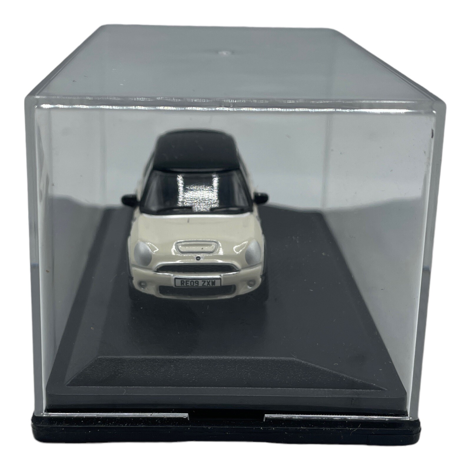 MINI Cooper S Hardtop R56 Pepper White with Black Roof Diecast car 1:76 OO Scale