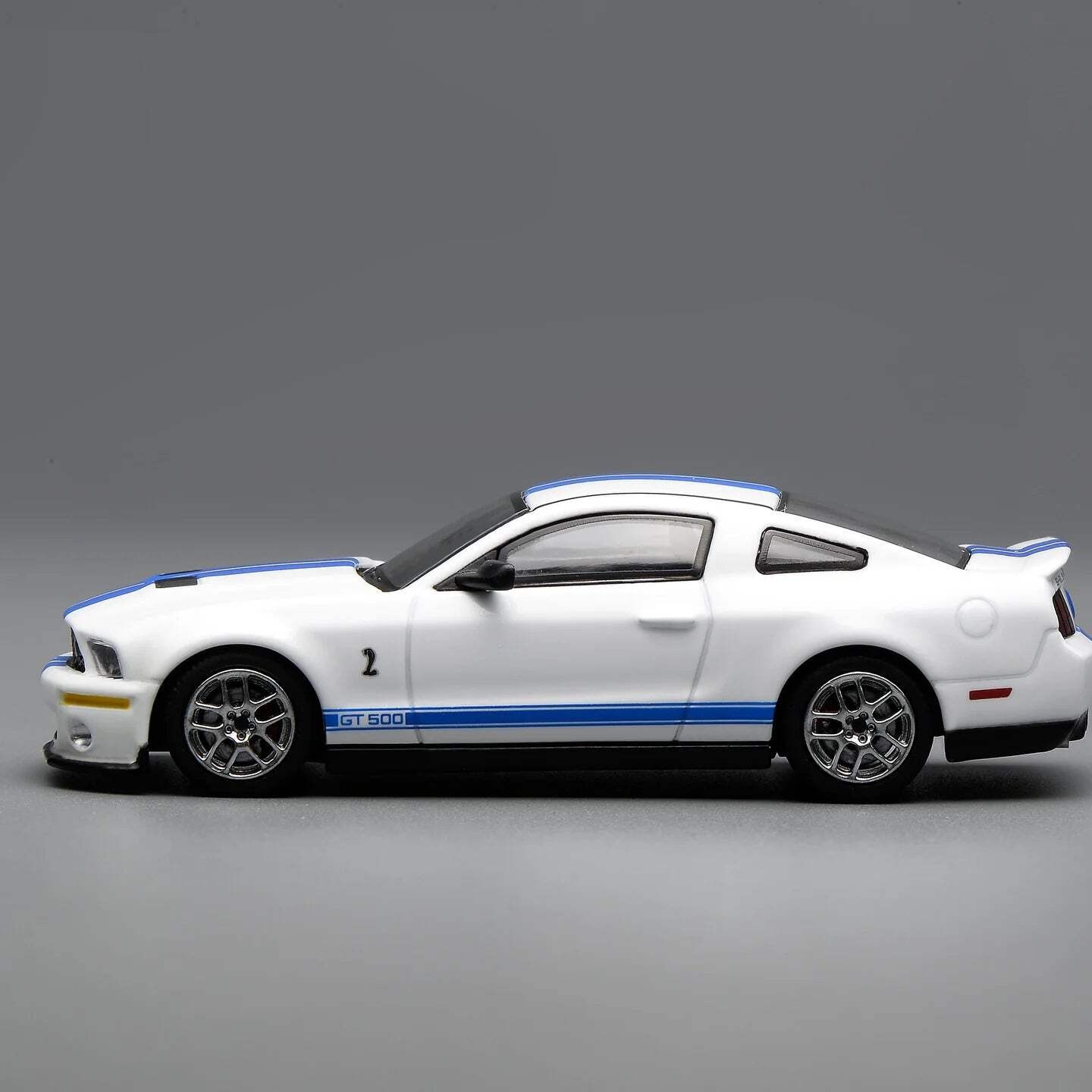 Motorhelix X Greenlight 1/64 Ford Mustang Shelby GT500 2007 White With Blue Stri
