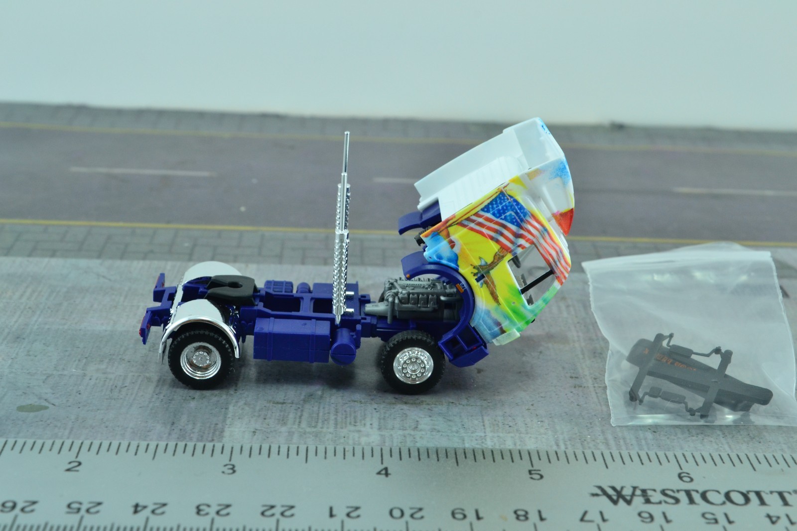 Herpa Mercedes Tractor Unit Truck America Theme Flag 1:87 HO Scale (HO5321)