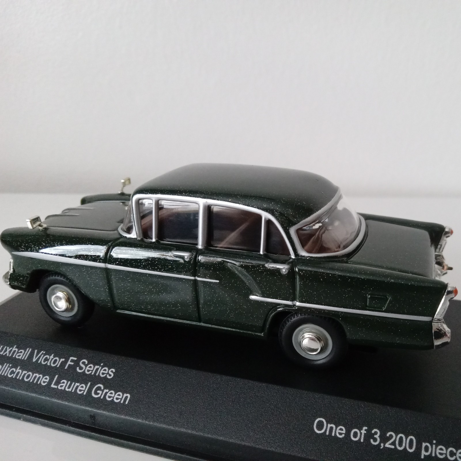 Vanguards VA03809 Vauxhall Victor F Series Metallichrome Laurel Green 1/43 Scale