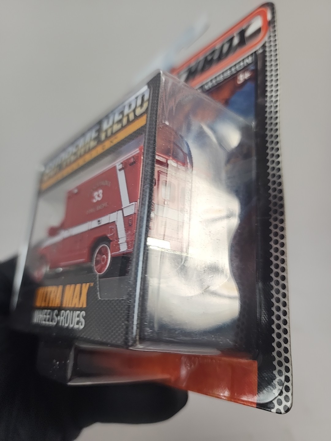 MATCHBOX Ford E-350 Ambulance Supreme Hero Collection 2015
